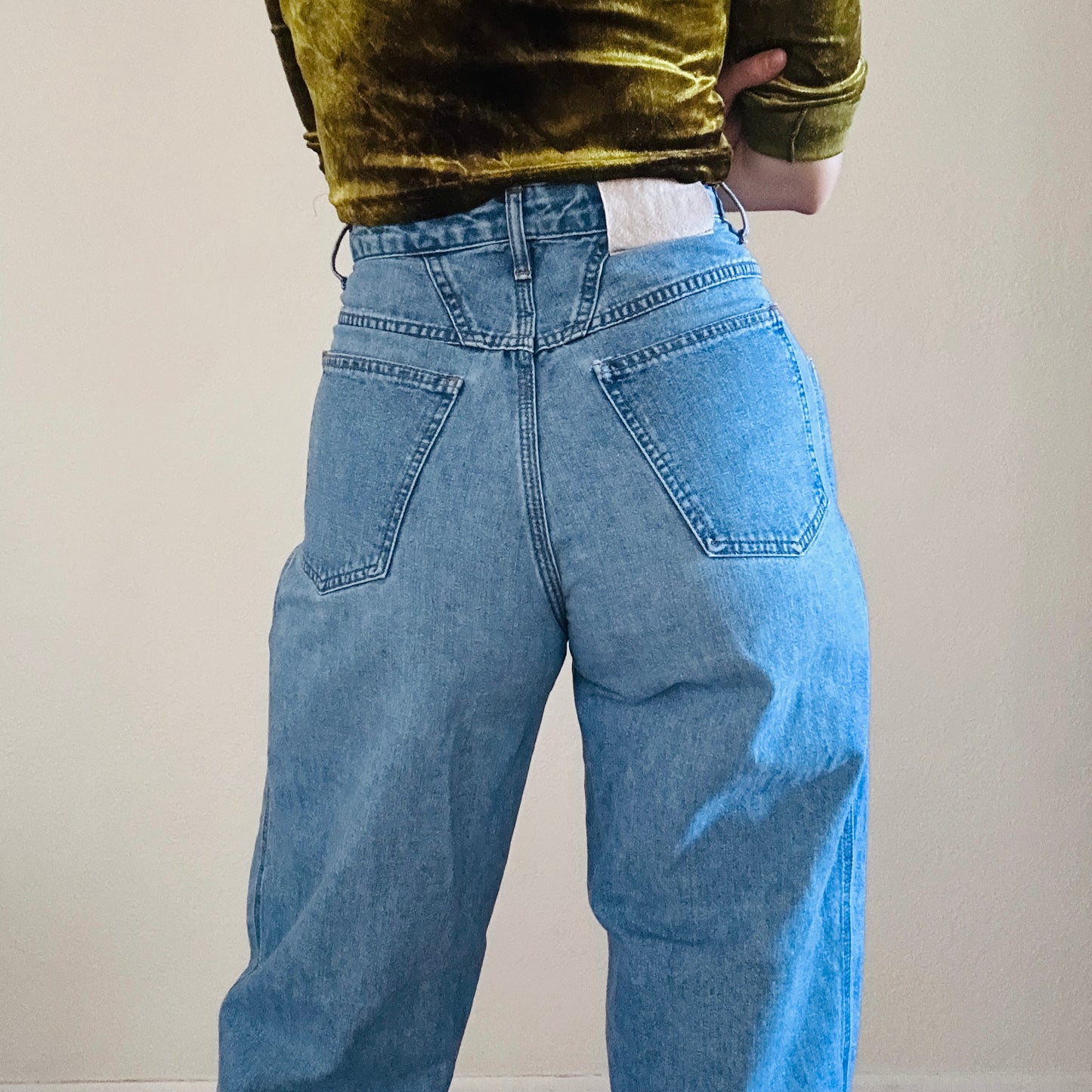 80'S VINTAGE GIRBAUD PLEATED TAPERED JEANS // WAIST SIZE 26