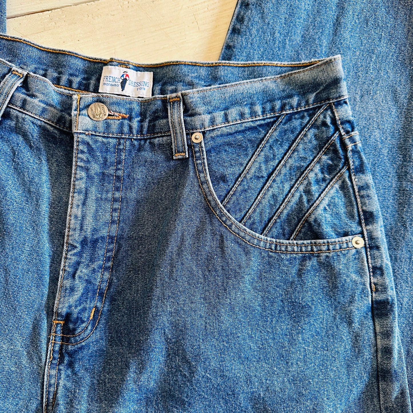 80'S VINTAGE TAPERED MOM JEANS // WAIST SIZE 31