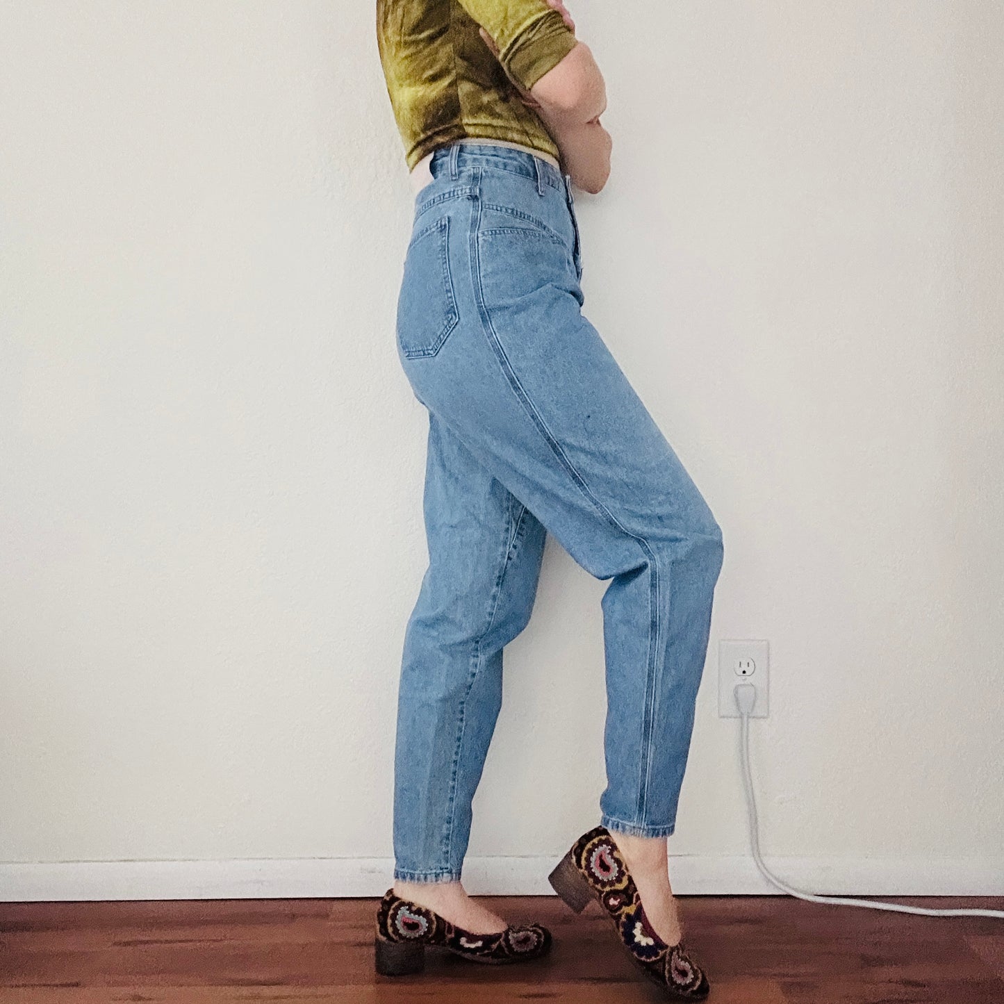 80'S VINTAGE GIRBAUD PLEATED TAPERED JEANS // WAIST SIZE 26