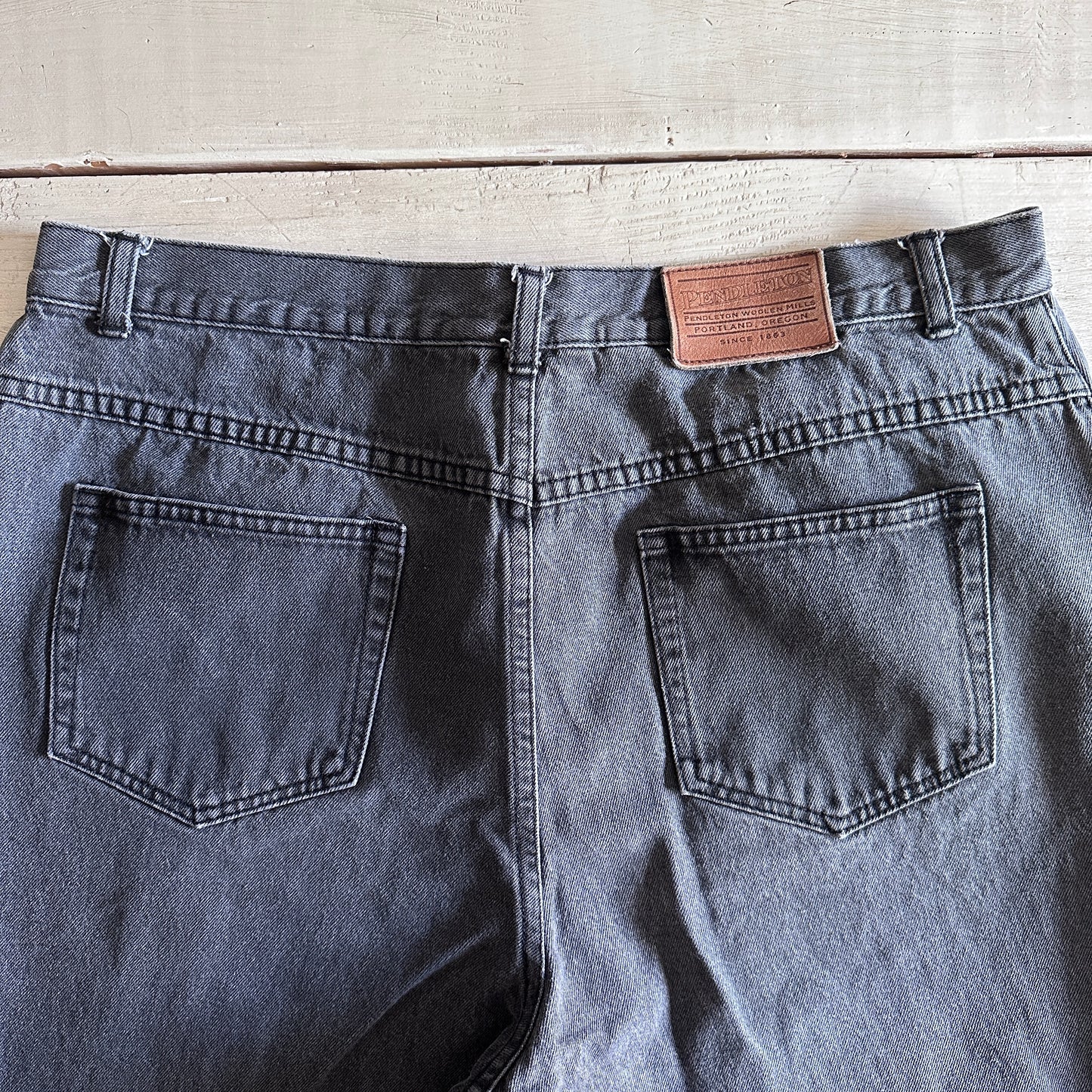 90'S VINTAGE PENDLETON BLACK MOM JEANS // WAIST SIZE 34