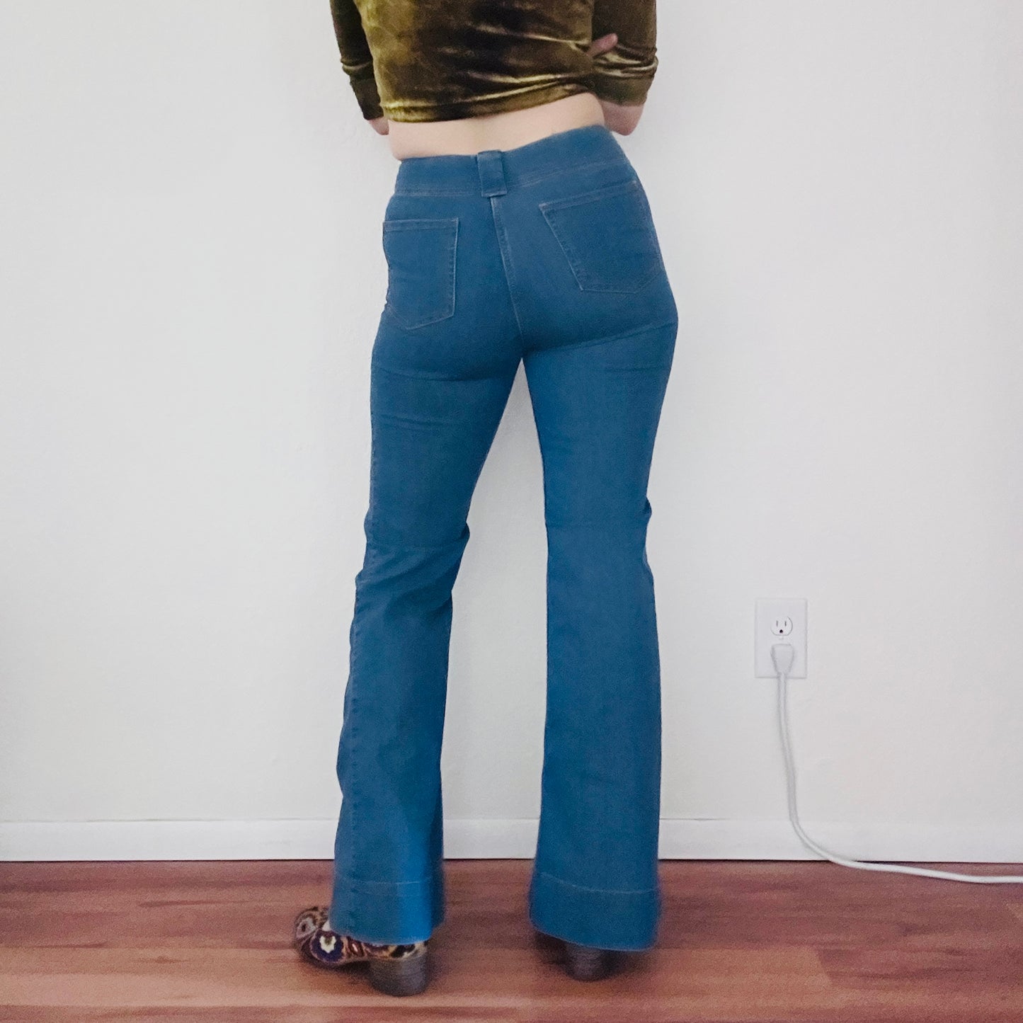 70'S VINTAGE BELL BOTTOM JEANS // WAIST SIZE 26