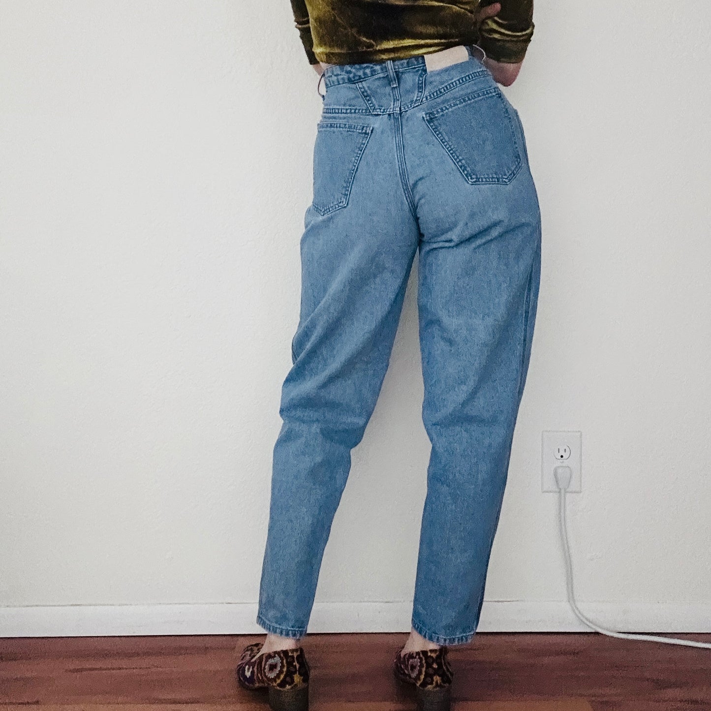 80'S VINTAGE GIRBAUD PLEATED TAPERED JEANS // WAIST SIZE 26