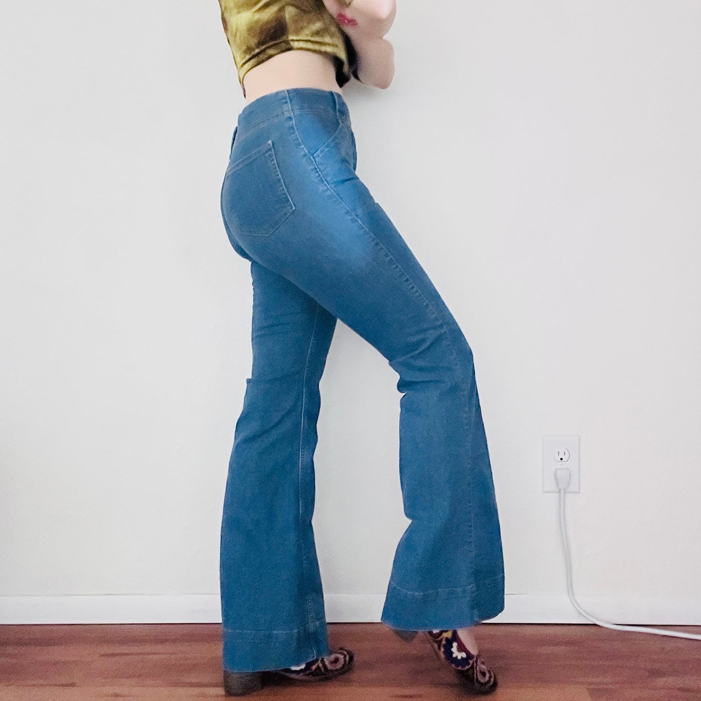 70'S VINTAGE BELL BOTTOM JEANS // WAIST SIZE 26