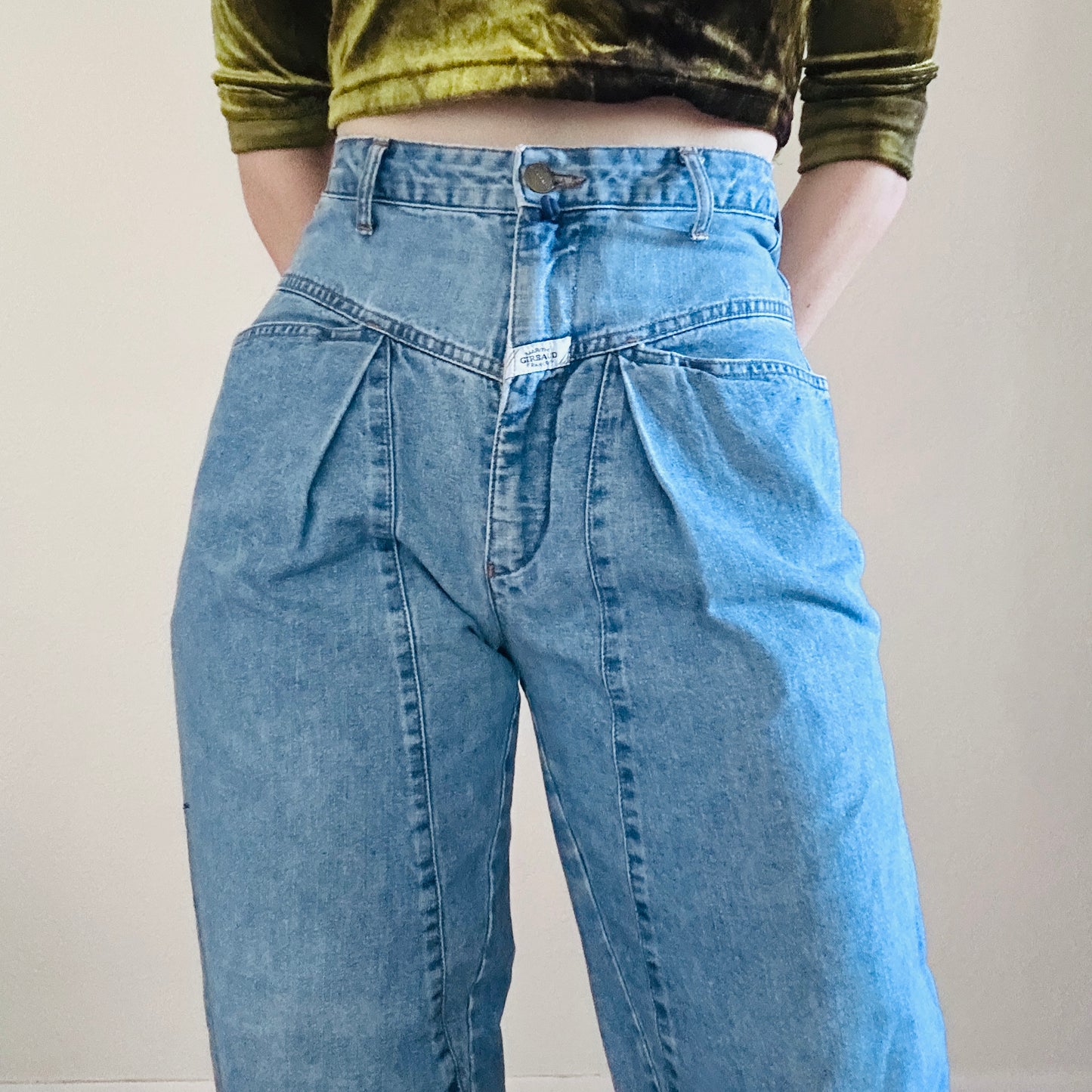 80'S VINTAGE GIRBAUD PLEATED TAPERED JEANS // WAIST SIZE 26