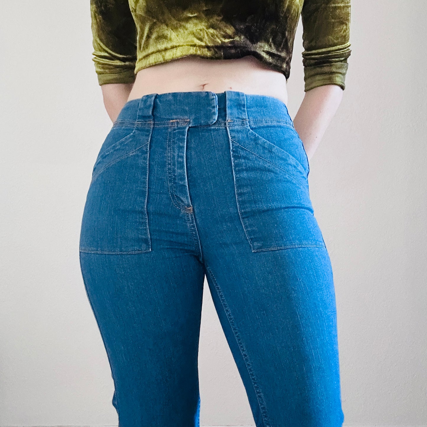 70'S VINTAGE BELL BOTTOM JEANS // WAIST SIZE 26