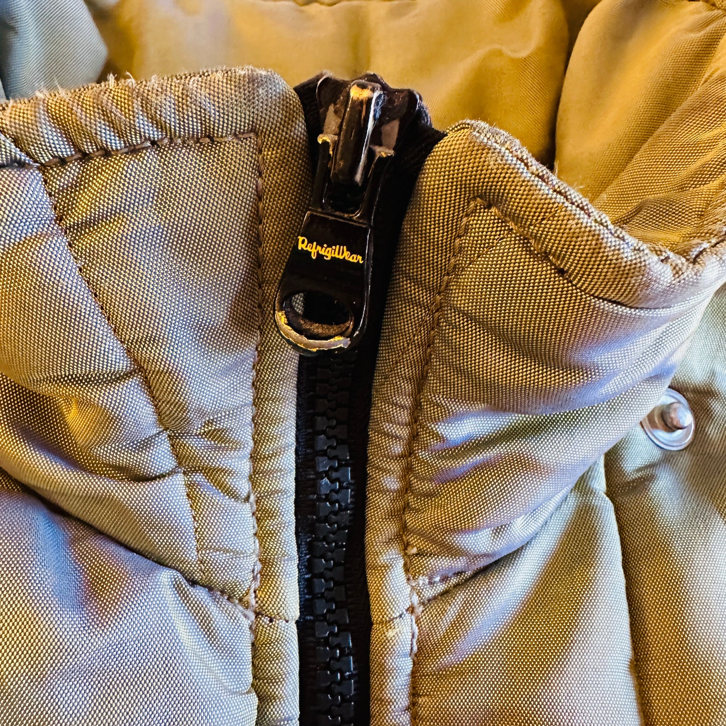 70'S VINTAGE IRIDESCENT PUFFER JACKET // SIZE SMALL