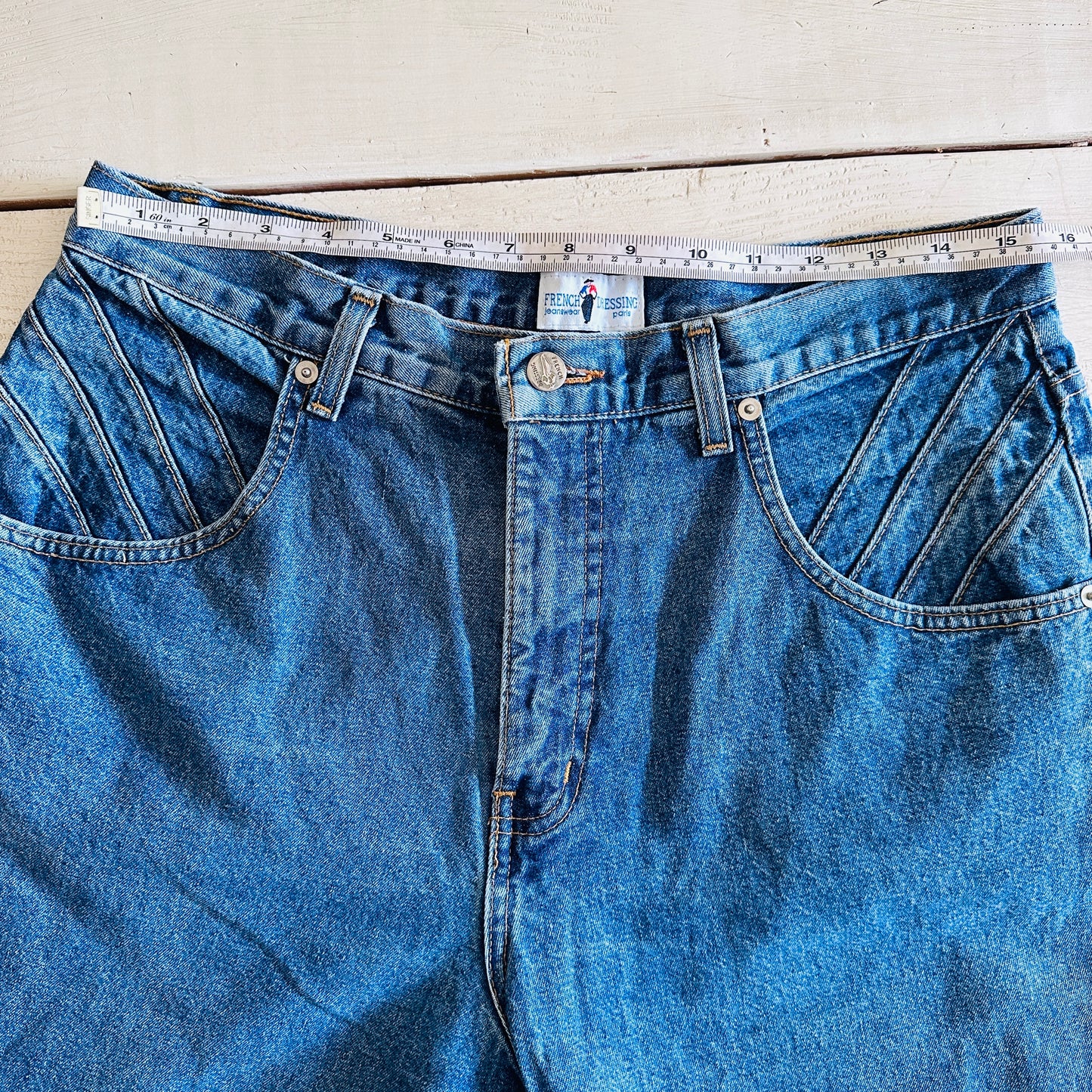 80'S VINTAGE TAPERED MOM JEANS // WAIST SIZE 31