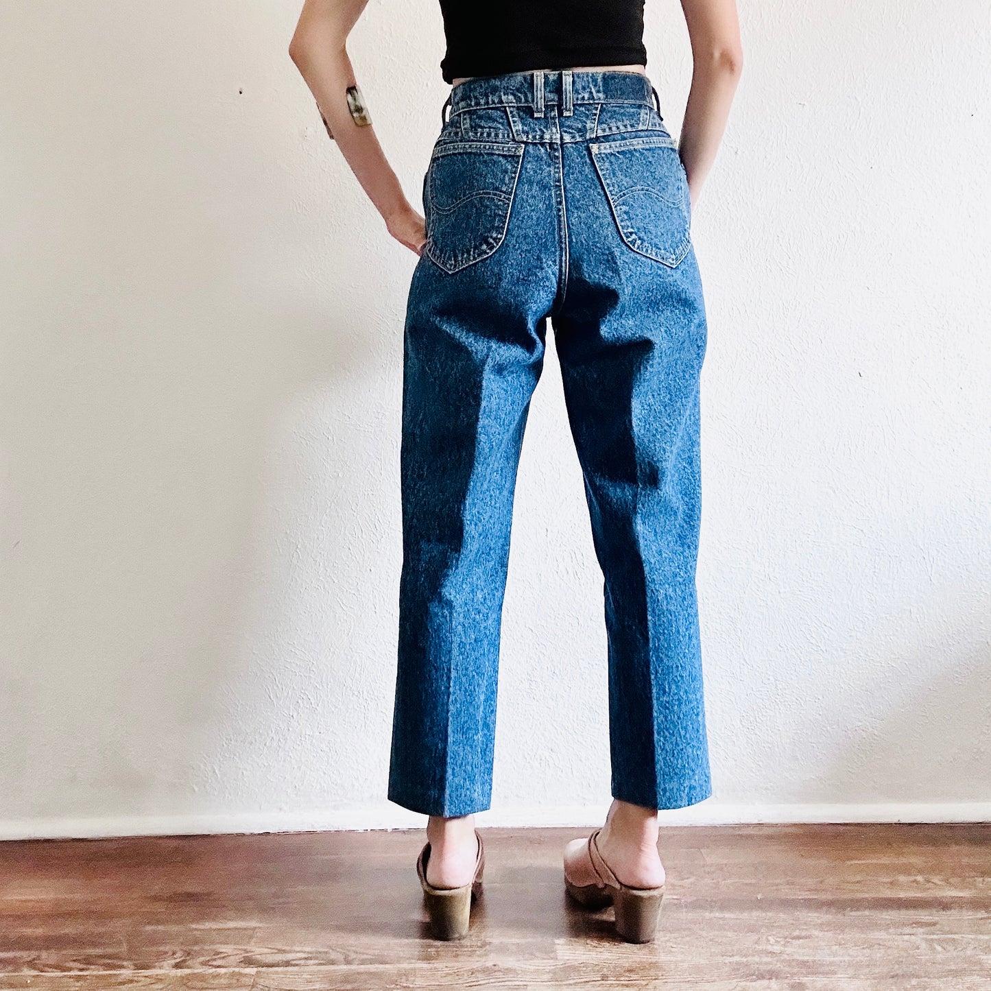90'S VINTAGE LEE MOM JEANS // WAIST SIZE 27, 29, & 30