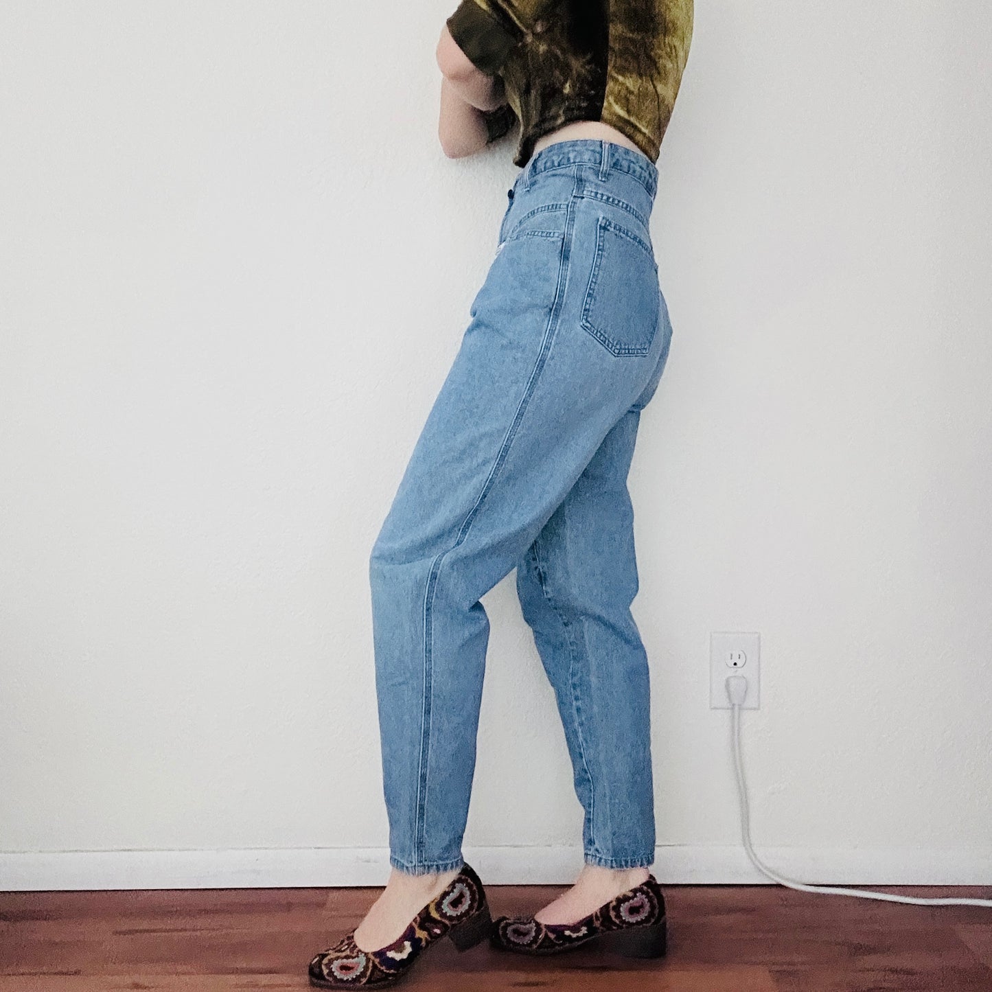 80'S VINTAGE GIRBAUD PLEATED TAPERED JEANS // WAIST SIZE 26