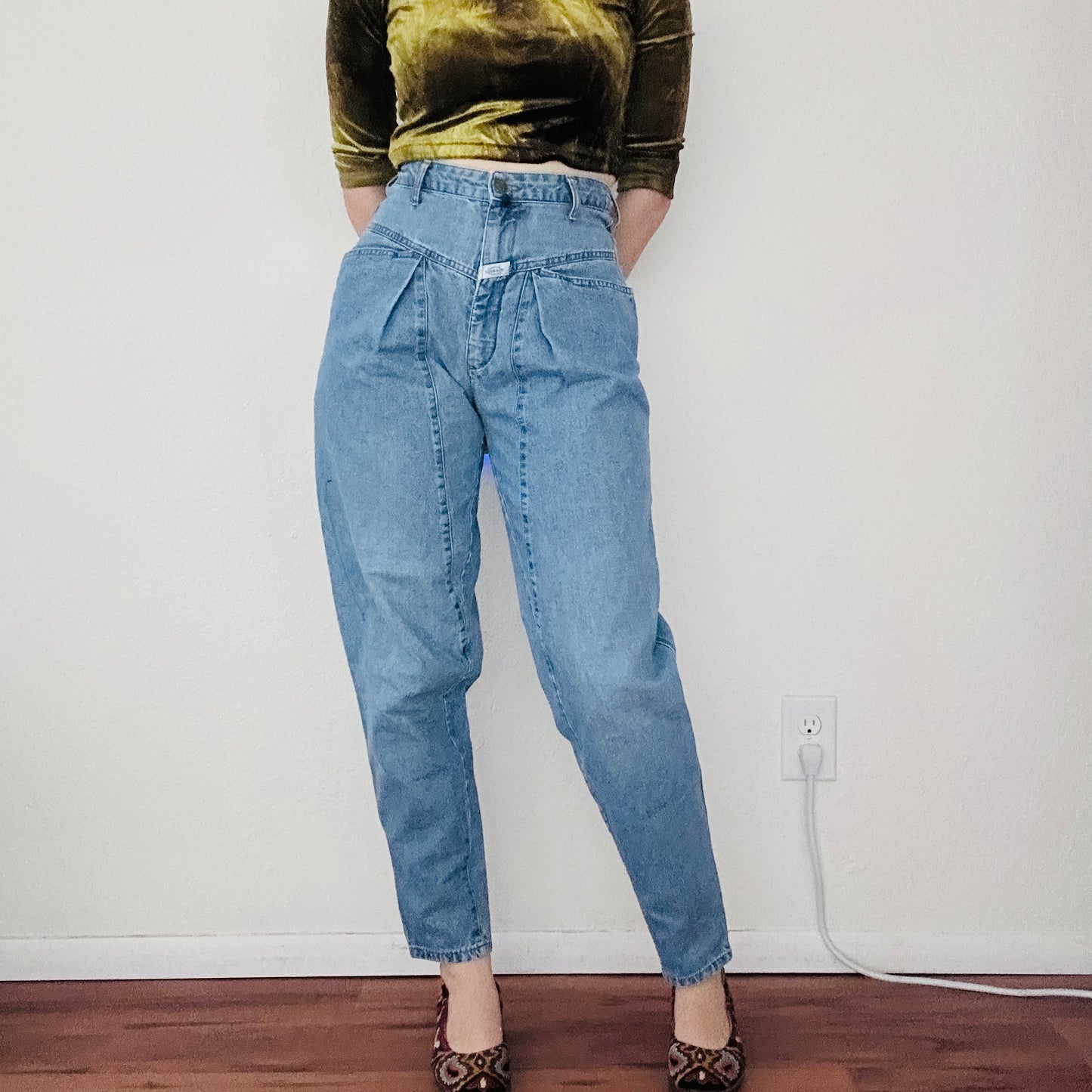 80'S VINTAGE GIRBAUD PLEATED TAPERED JEANS // WAIST SIZE 26