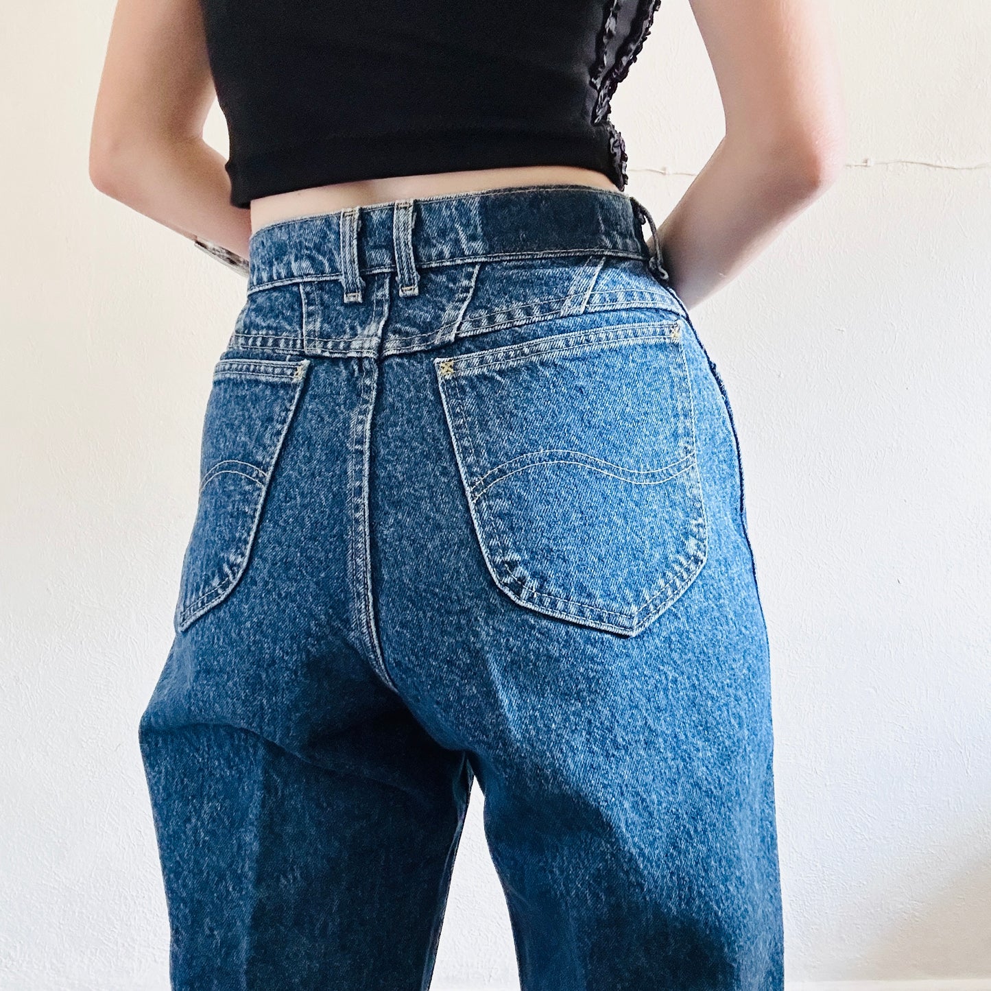 90'S VINTAGE LEE MOM JEANS // WAIST SIZE 27, 29, & 30
