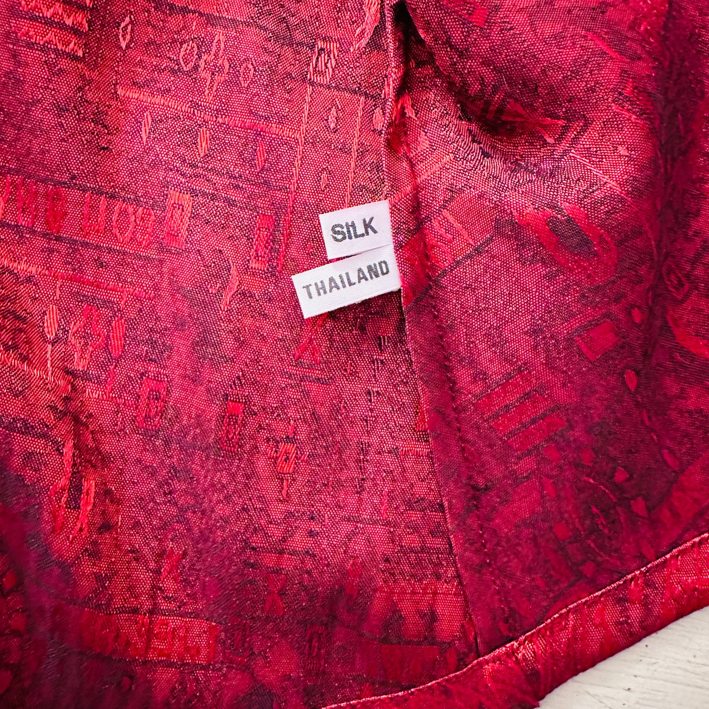 90'S VINTAGE RED BROCADE THAI JACKET // SIZE MEDIUM