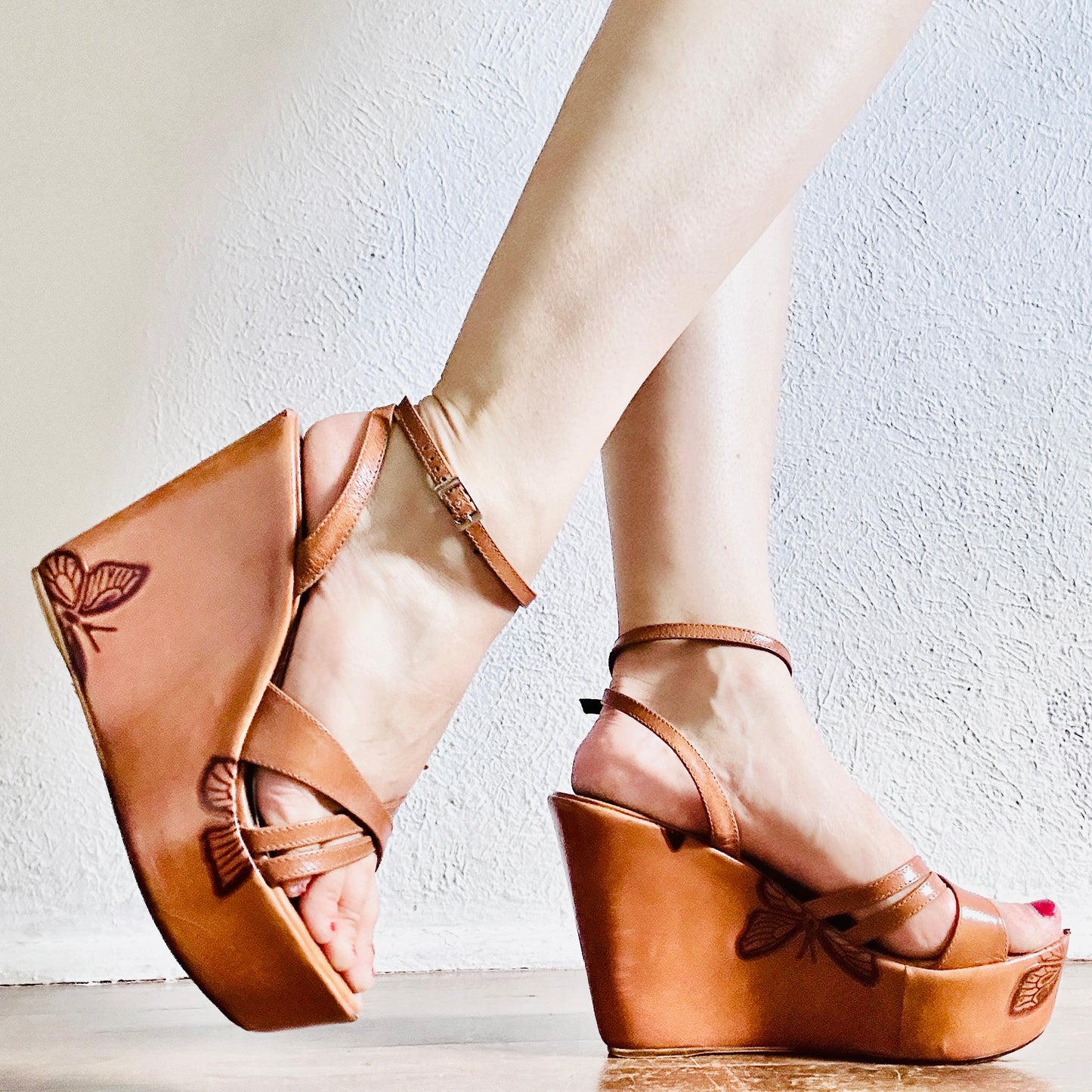 SCHUTZ LEATHER BUTTERFLY PLATFORM HEELS // SIZE 8