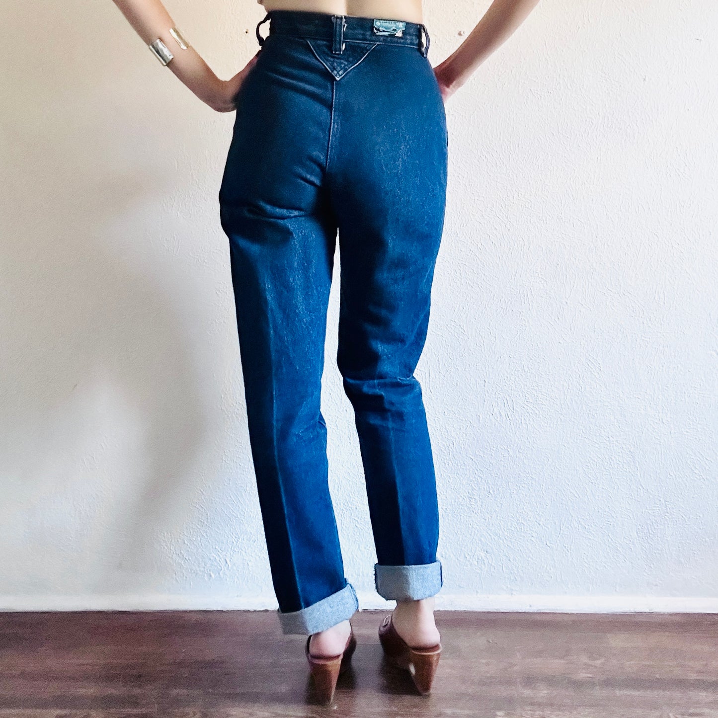 80'S VINTAGE WESTERN BAREBACK JEANS // WAIST SIZE 26