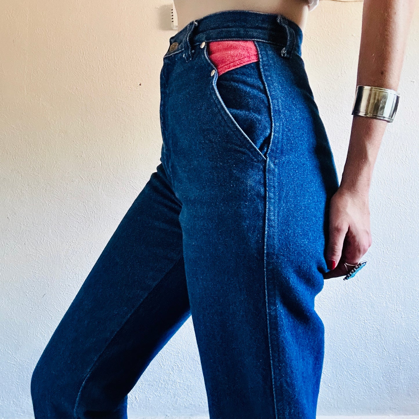 80'S VINTAGE WESTERN BAREBACK JEANS // WAIST SIZE 26