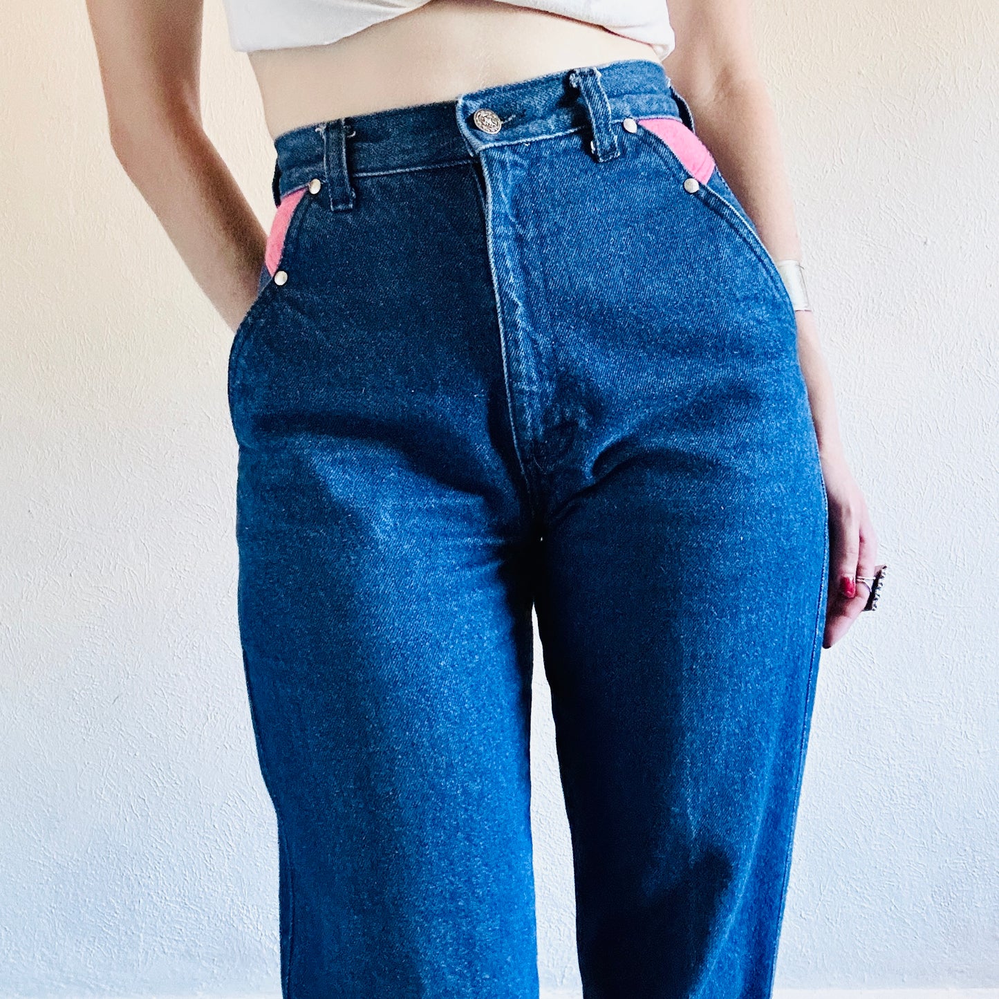 80'S VINTAGE WESTERN BAREBACK JEANS // WAIST SIZE 26
