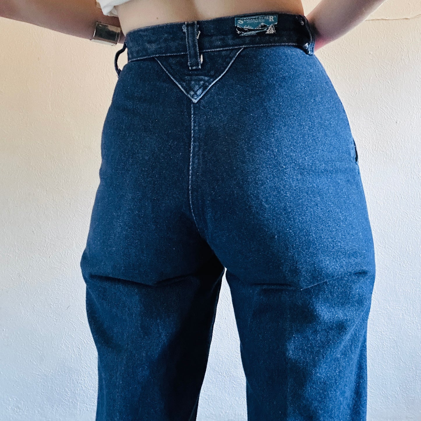80'S VINTAGE WESTERN BAREBACK JEANS // WAIST SIZE 26