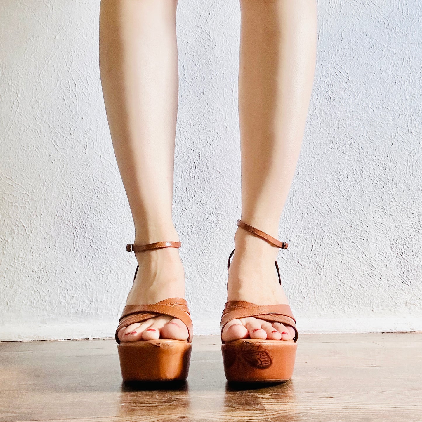 SCHUTZ LEATHER BUTTERFLY PLATFORM HEELS // SIZE 8