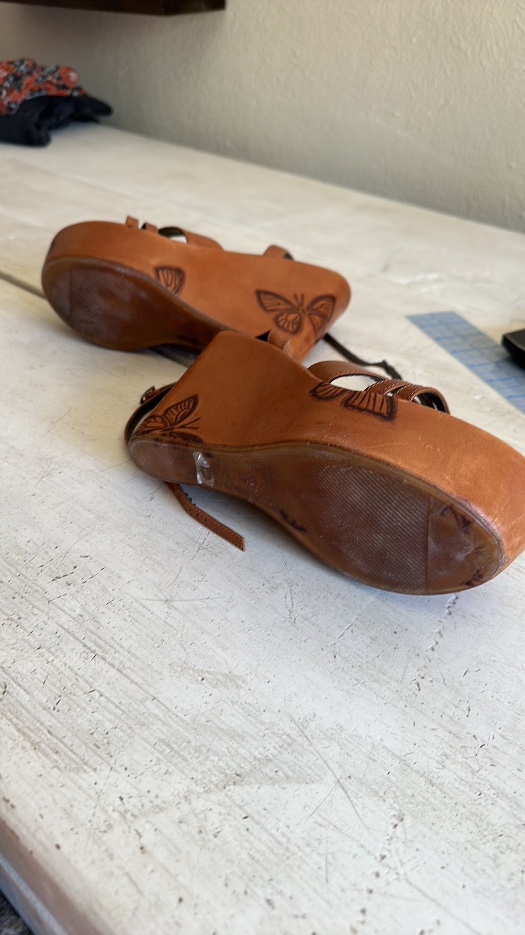 SCHUTZ LEATHER BUTTERFLY PLATFORM HEELS // SIZE 8