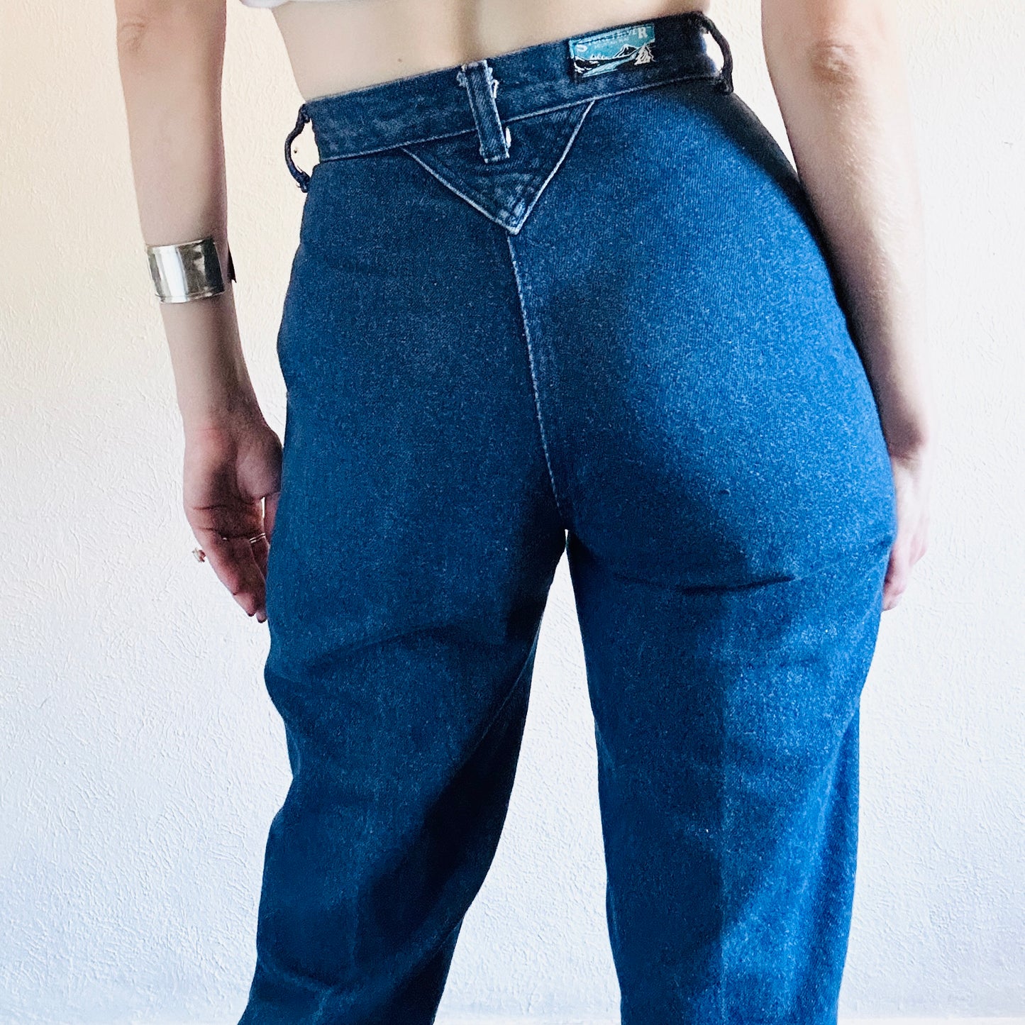 80'S VINTAGE WESTERN BAREBACK JEANS // WAIST SIZE 26