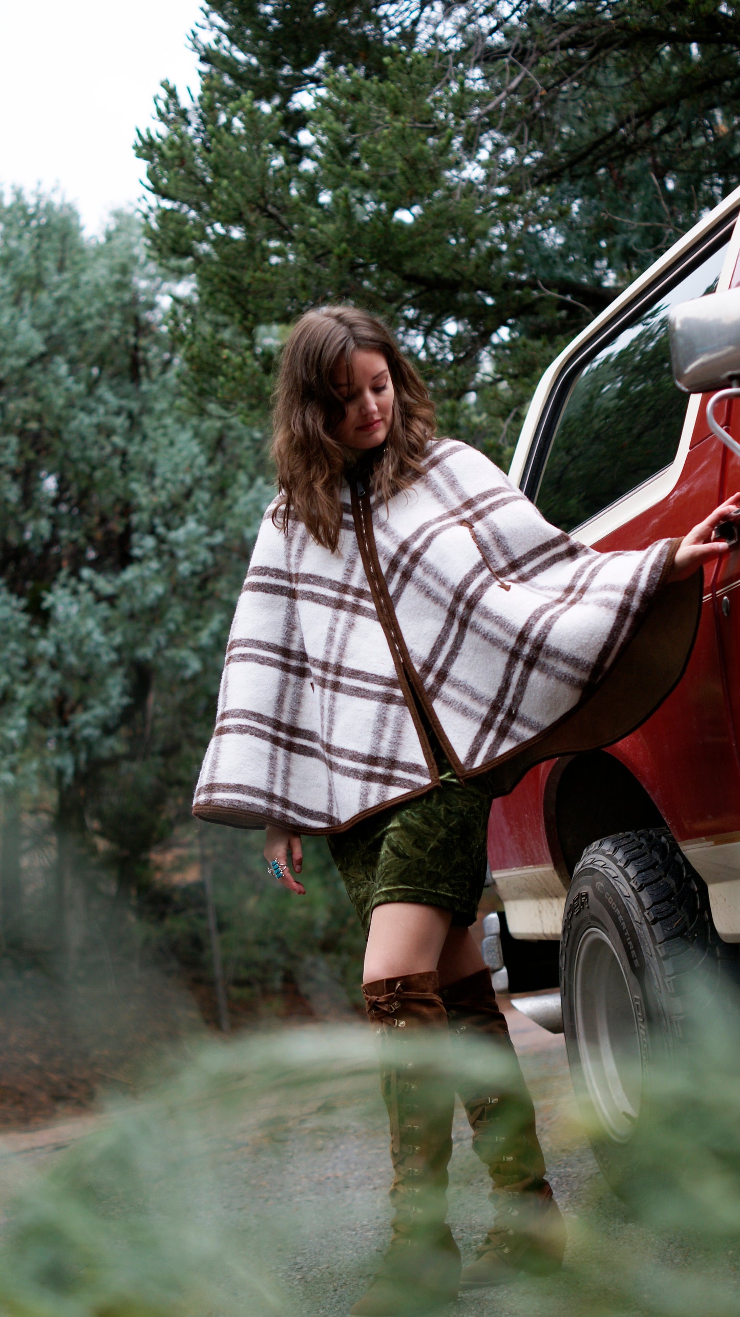 60'S VINTAGE WHITE AND BROWN PLAID BLANKET CAPE // ONE SIZE