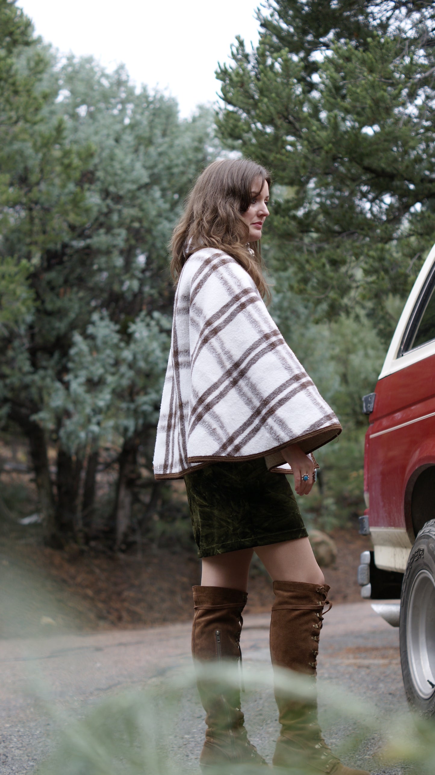 60'S VINTAGE WHITE AND BROWN PLAID BLANKET CAPE // ONE SIZE