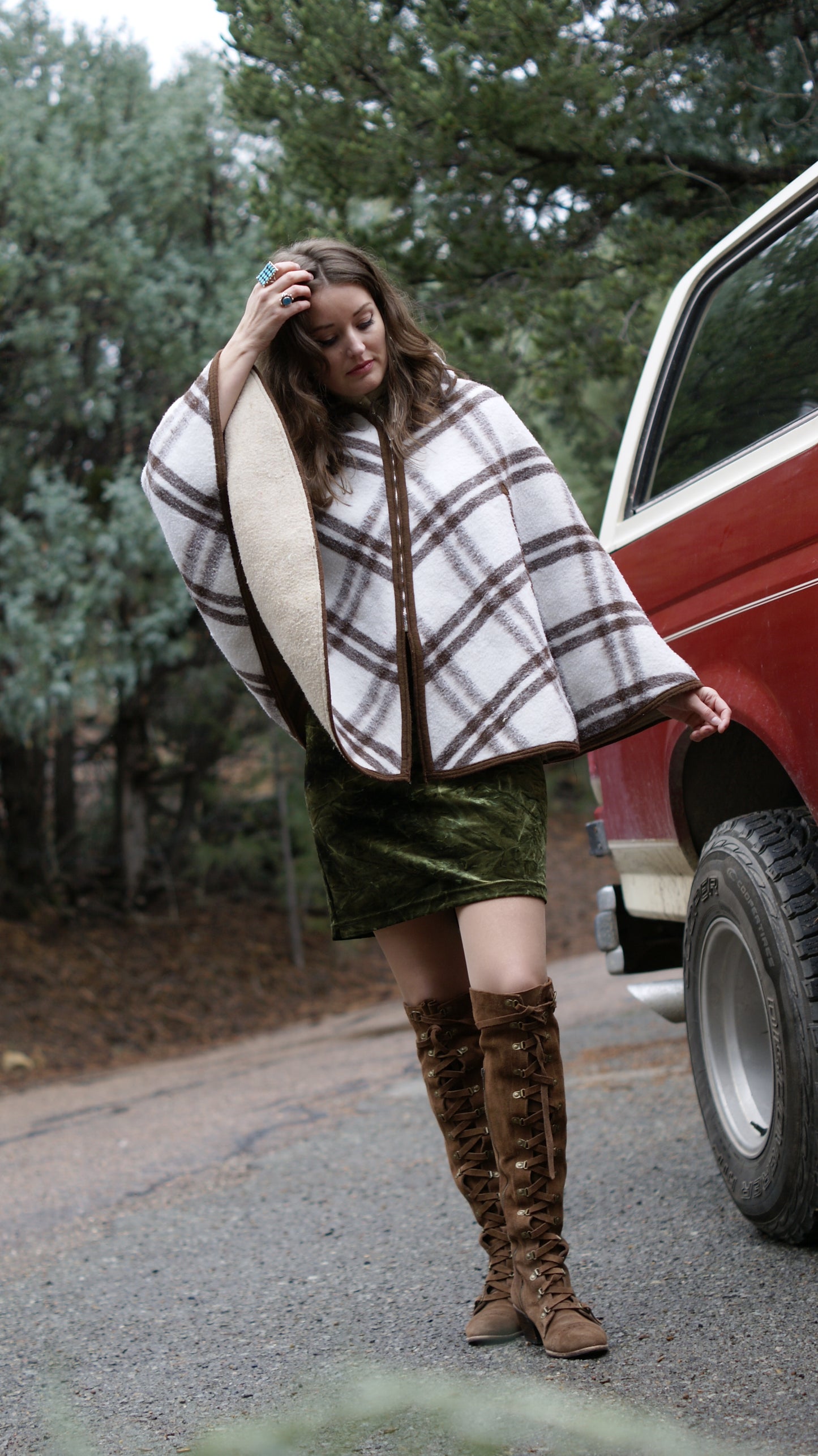 60'S VINTAGE WHITE AND BROWN PLAID BLANKET CAPE // ONE SIZE