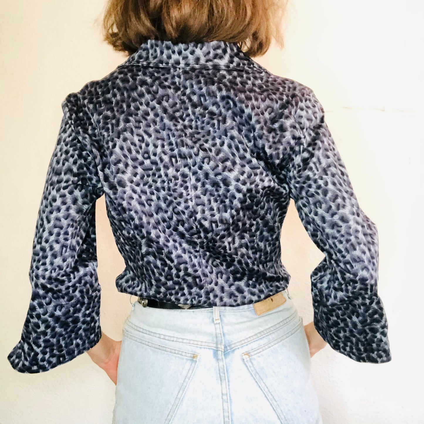 90's VINTAGE BLUE LEOPARD PRINT BLOUSE // SIZE MEDIUM