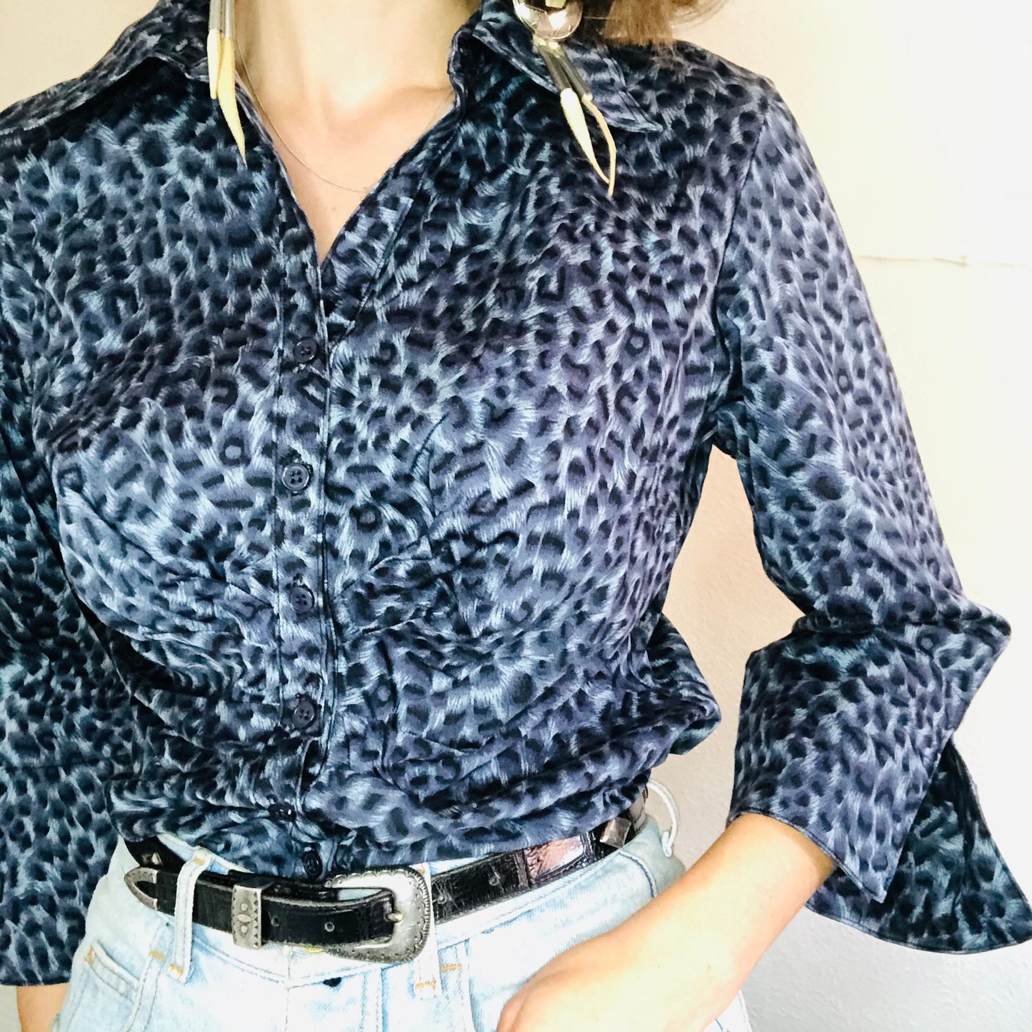 90's VINTAGE BLUE LEOPARD PRINT BLOUSE // SIZE MEDIUM