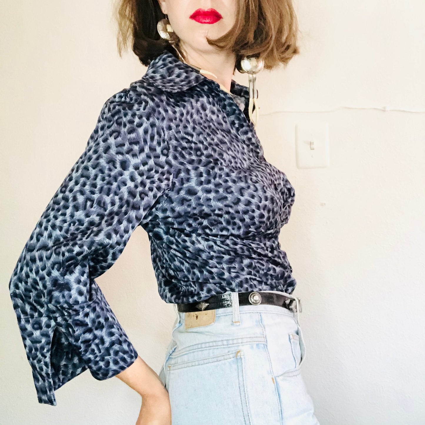 90's VINTAGE BLUE LEOPARD PRINT BLOUSE // SIZE MEDIUM