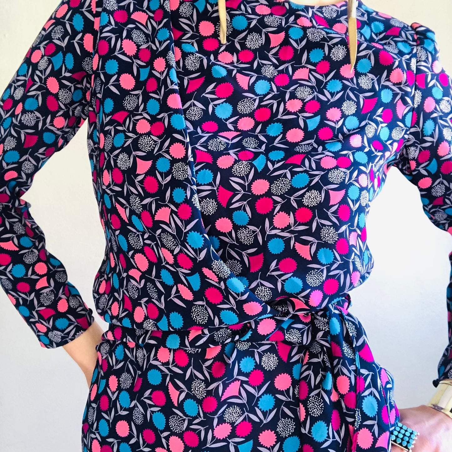 70'S VINTAGE PRINTED WRAP DRESS // SIZE SMALL PETITE