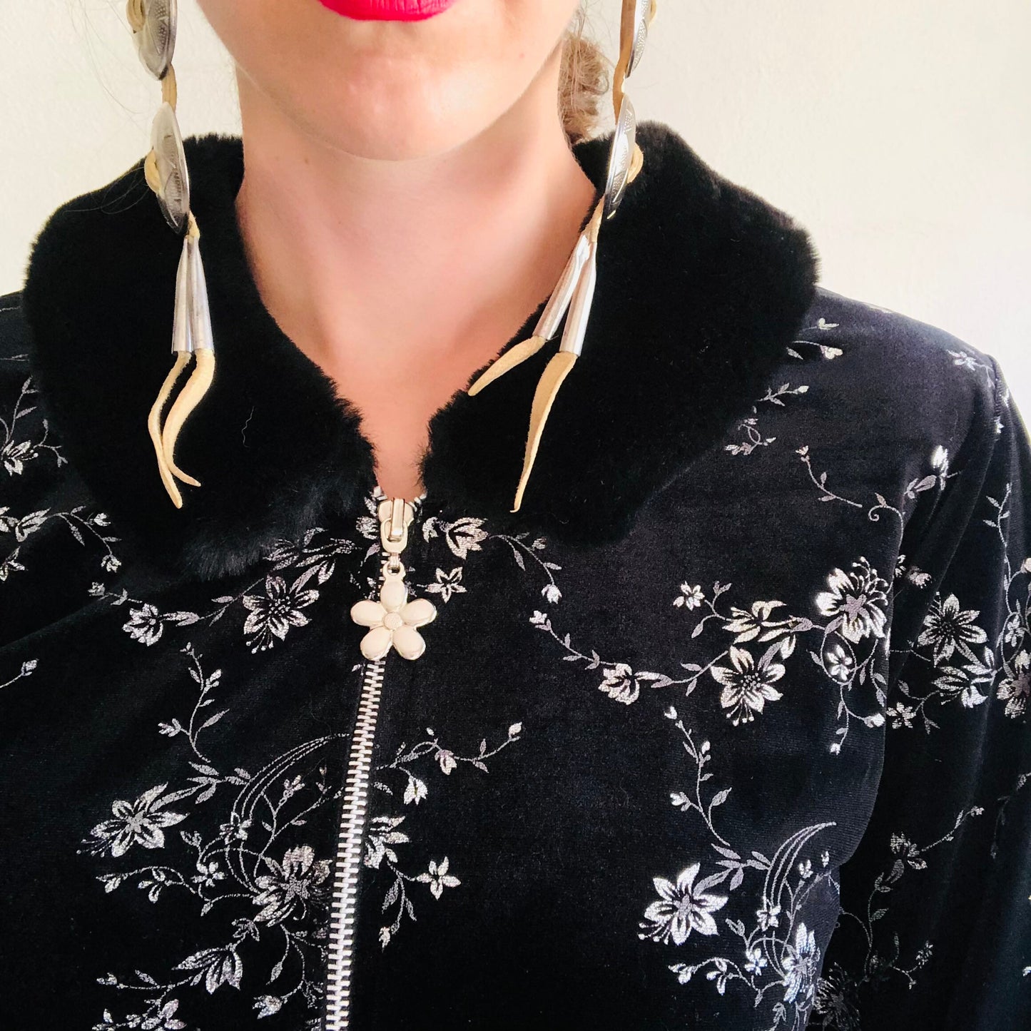 90'S VINTAGE BLACK CHINESE PRINT VELOUR JACKET WITH FAUX FUR COLLAR // SIZE SMALL