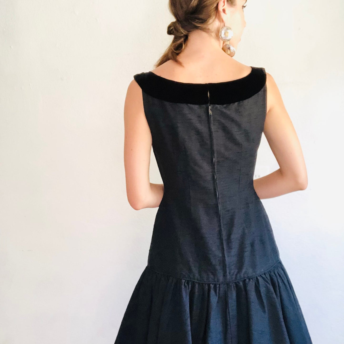 60'S VINTAGE BLACK VELVET & SHANTUNG MINI DRESS // SIZE SMALL