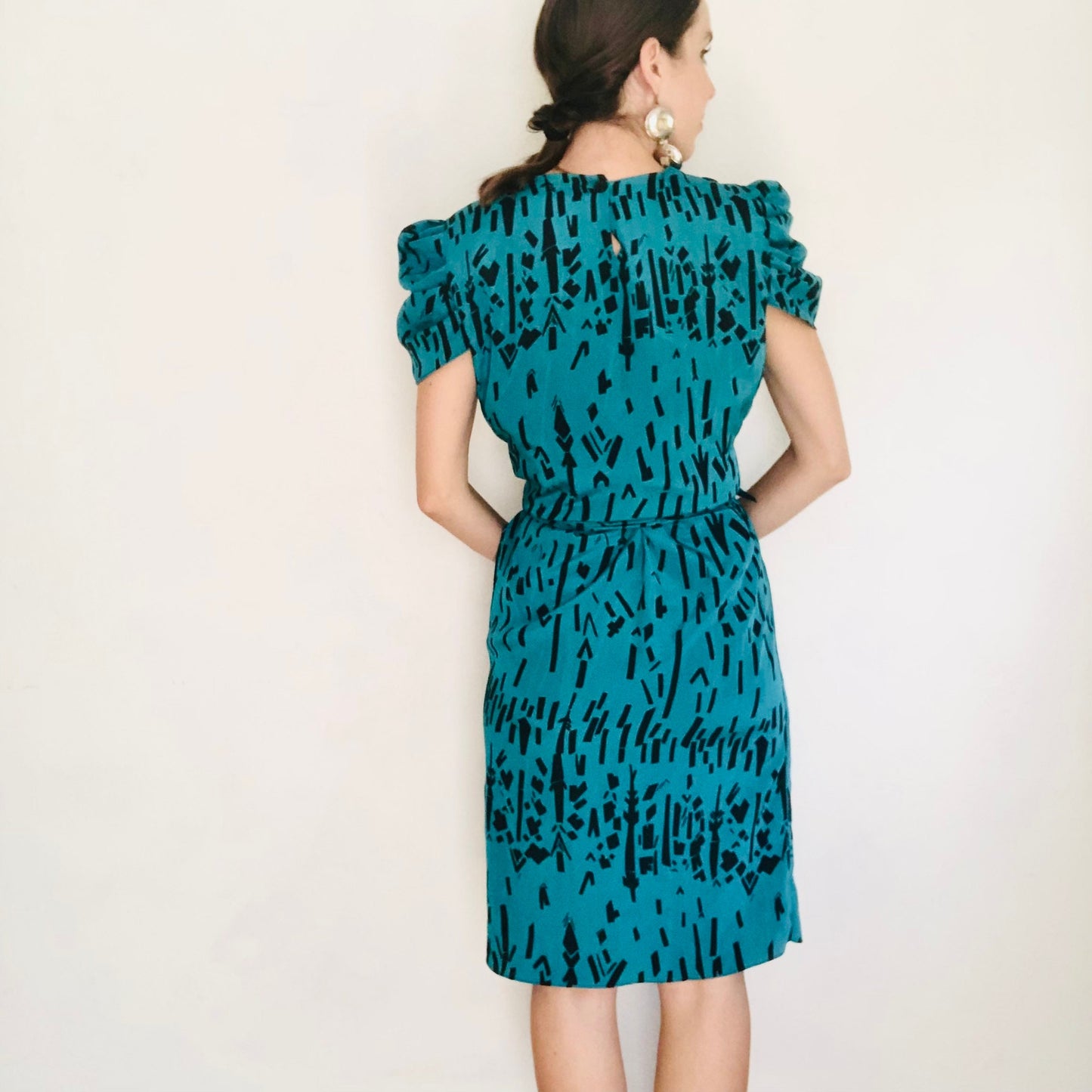 80'S VINTAGE TURQUOISE PRINTED COWL DRESS // SIZE SMALL
