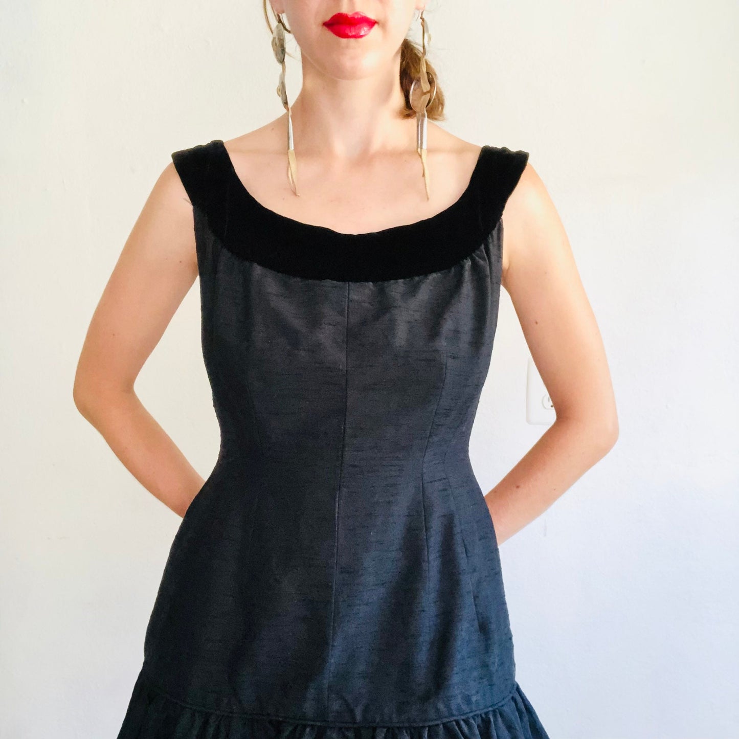 60'S VINTAGE BLACK VELVET & SHANTUNG MINI DRESS // SIZE SMALL