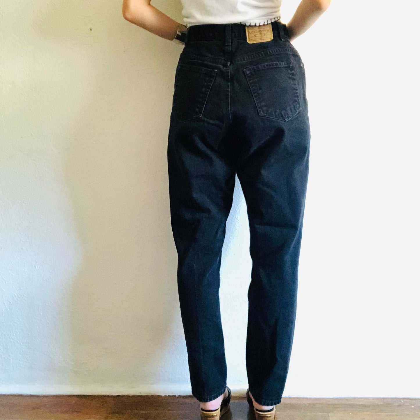 90'S VINTAGE LIZ CLAIBORNE BLACK MOM JEANS // WAIST SIZE 27