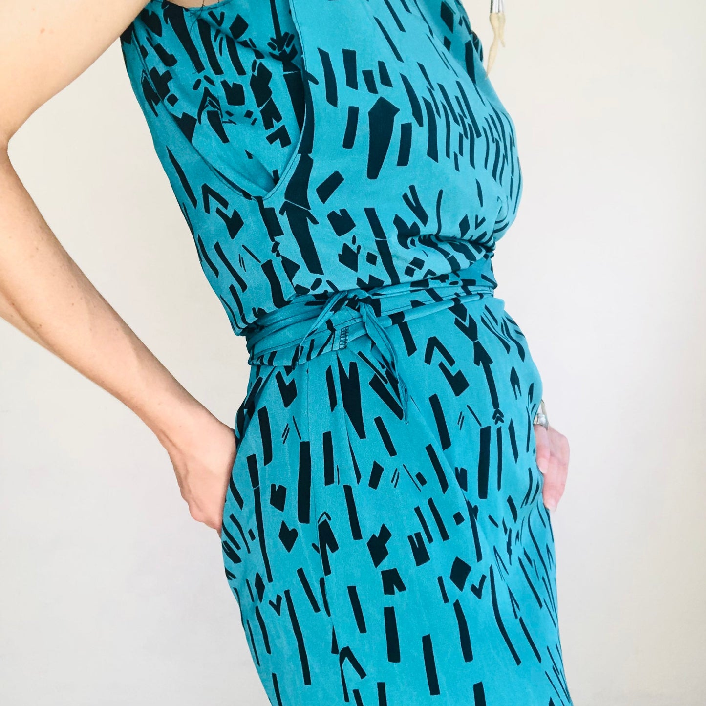 80'S VINTAGE TURQUOISE PRINTED COWL DRESS // SIZE SMALL