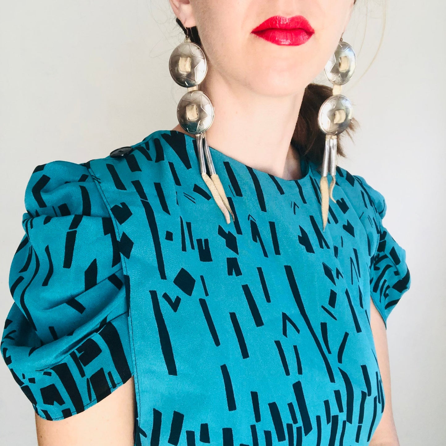 80'S VINTAGE TURQUOISE PRINTED COWL DRESS // SIZE SMALL