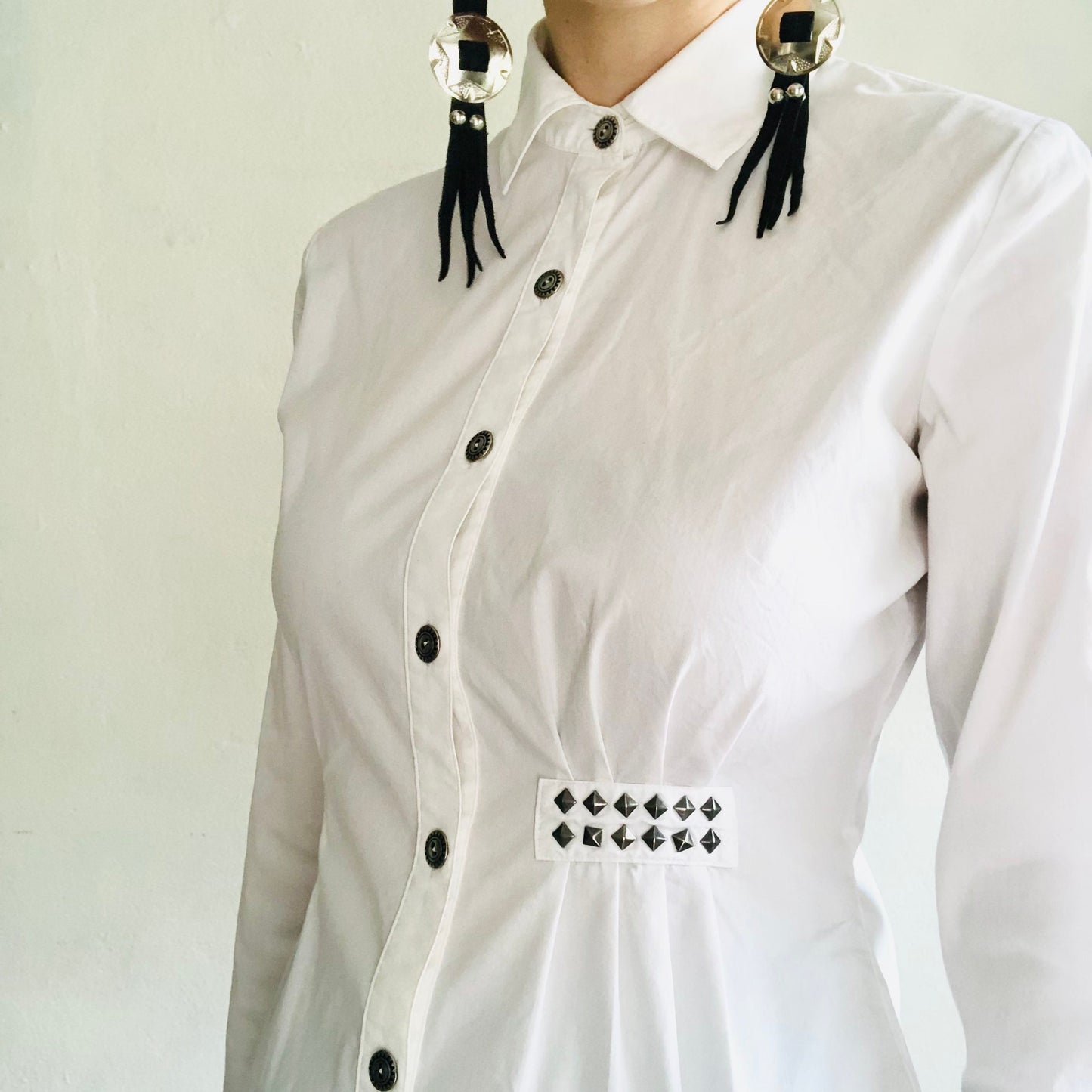 Y2K VINTAGE WHITE STUDDED ASYMMETRICAL BLOUSE // SIZE SMALL