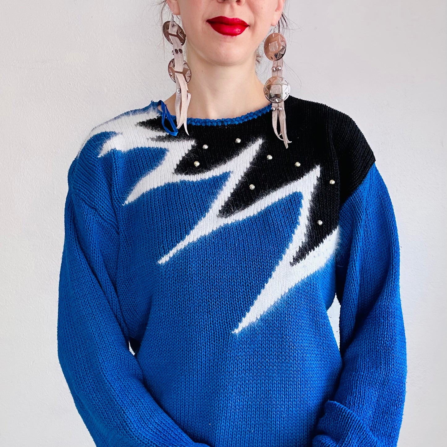 80'S VINTAGE BLUE NEW WAVE SWEATER // SIZE MEDIUM