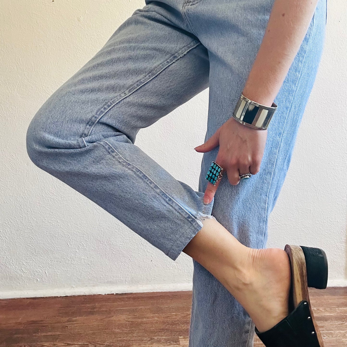 90'S VINTAGE RIDERS LIGHT WASH MOM JEANS // WAIST SIZE 30