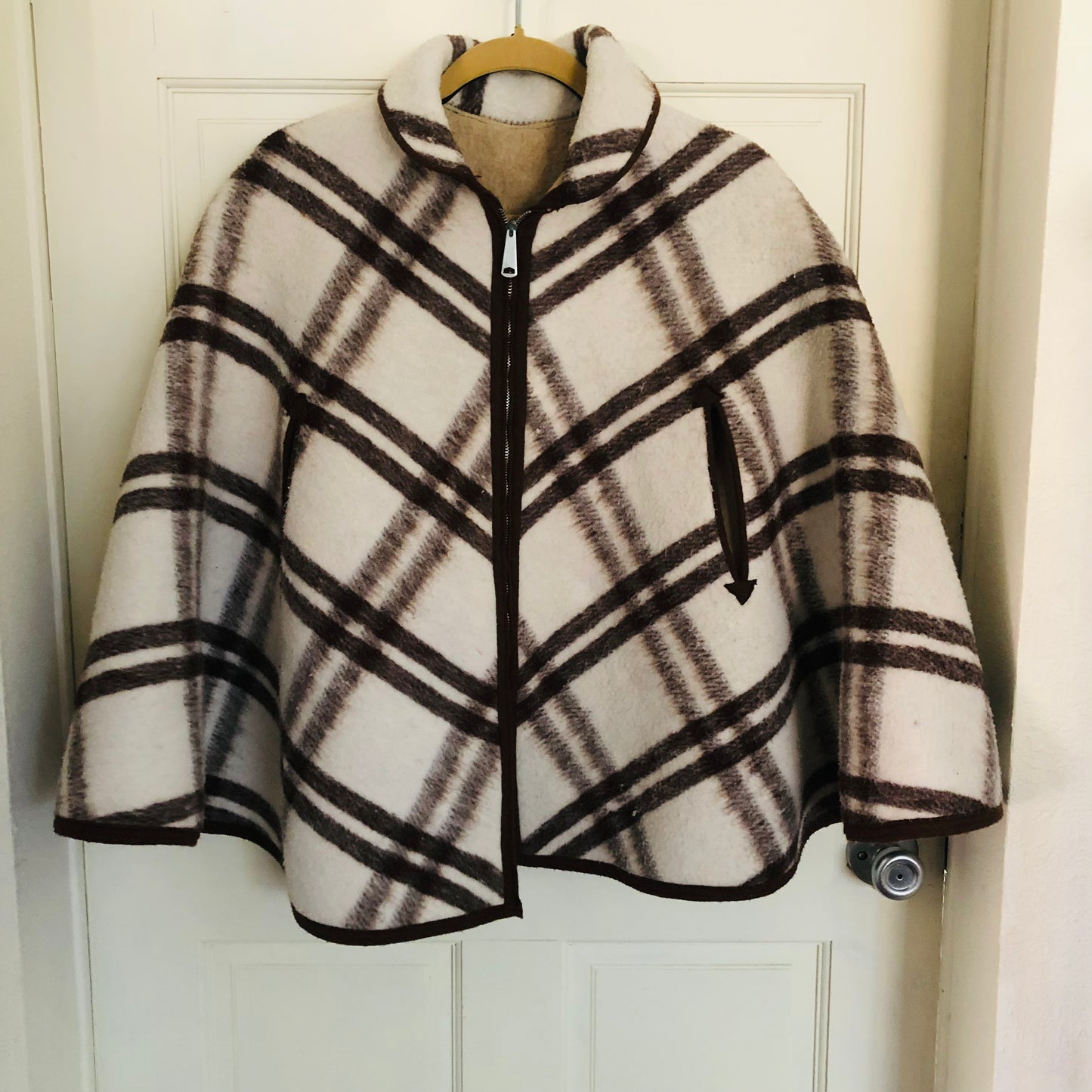 60'S VINTAGE WHITE AND BROWN PLAID BLANKET CAPE // ONE SIZE