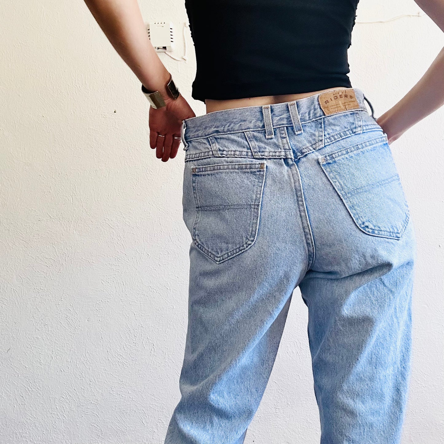 90'S VINTAGE RIDERS LIGHT WASH MOM JEANS // WAIST SIZE 30