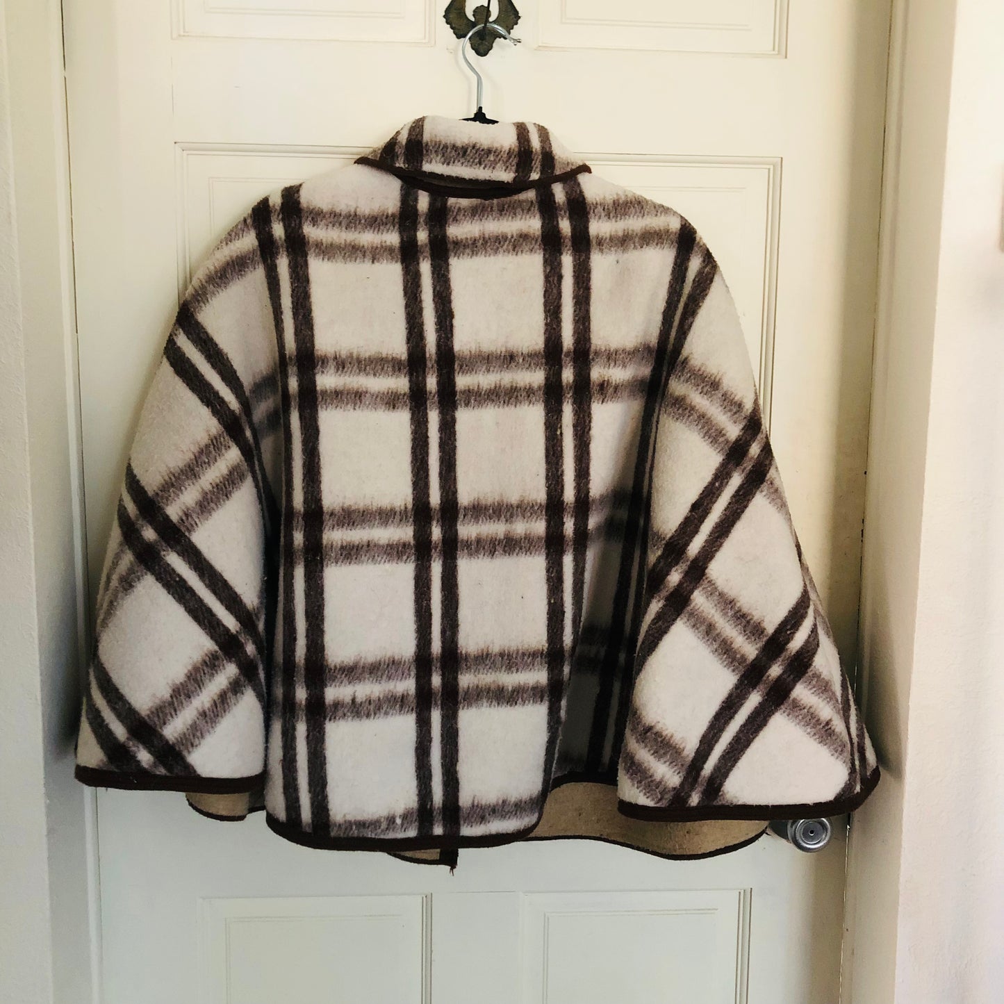 60'S VINTAGE WHITE AND BROWN PLAID BLANKET CAPE // ONE SIZE
