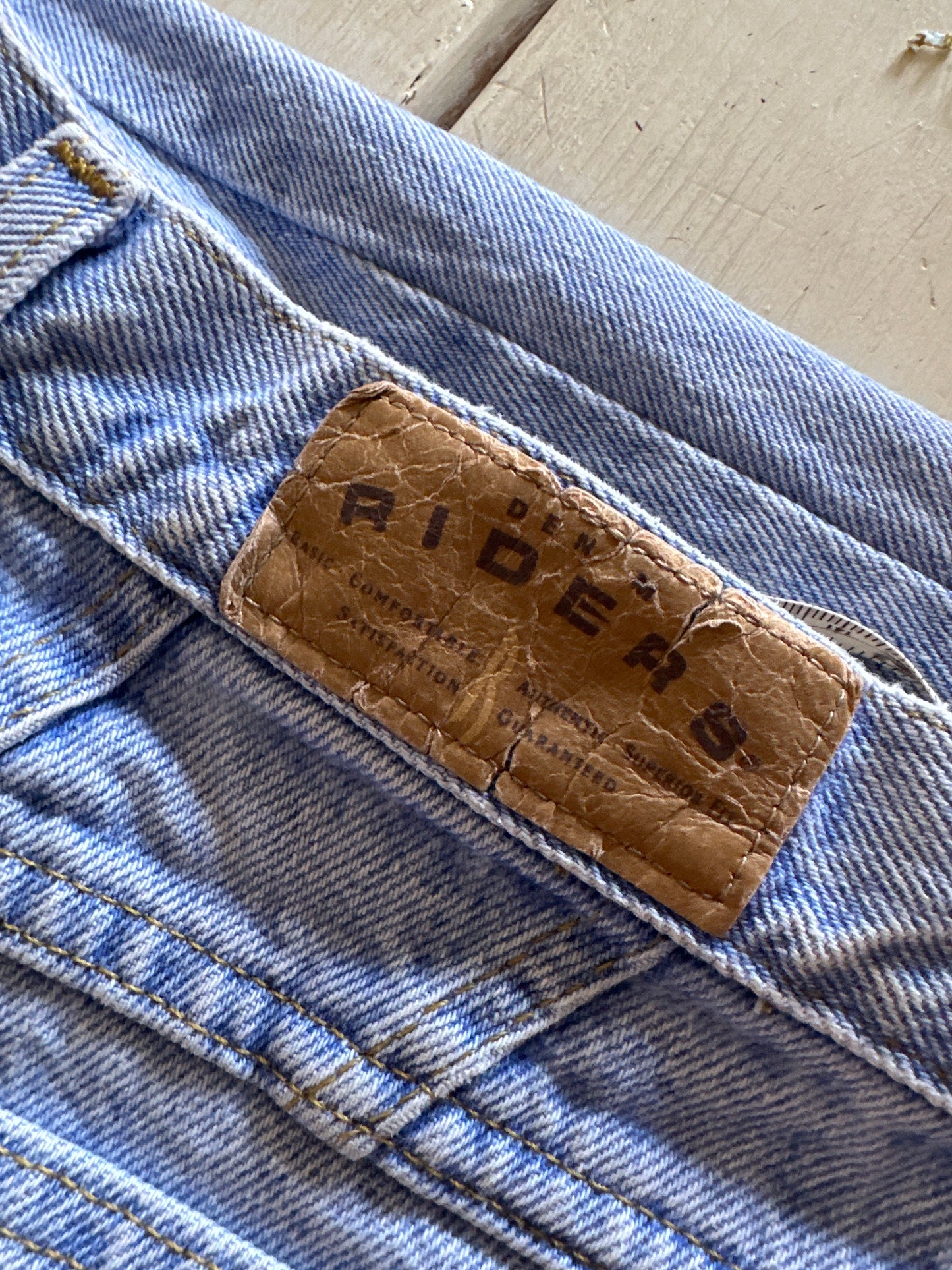 90'S VINTAGE RIDERS LIGHT WASH MOM JEANS // WAIST SIZE 30