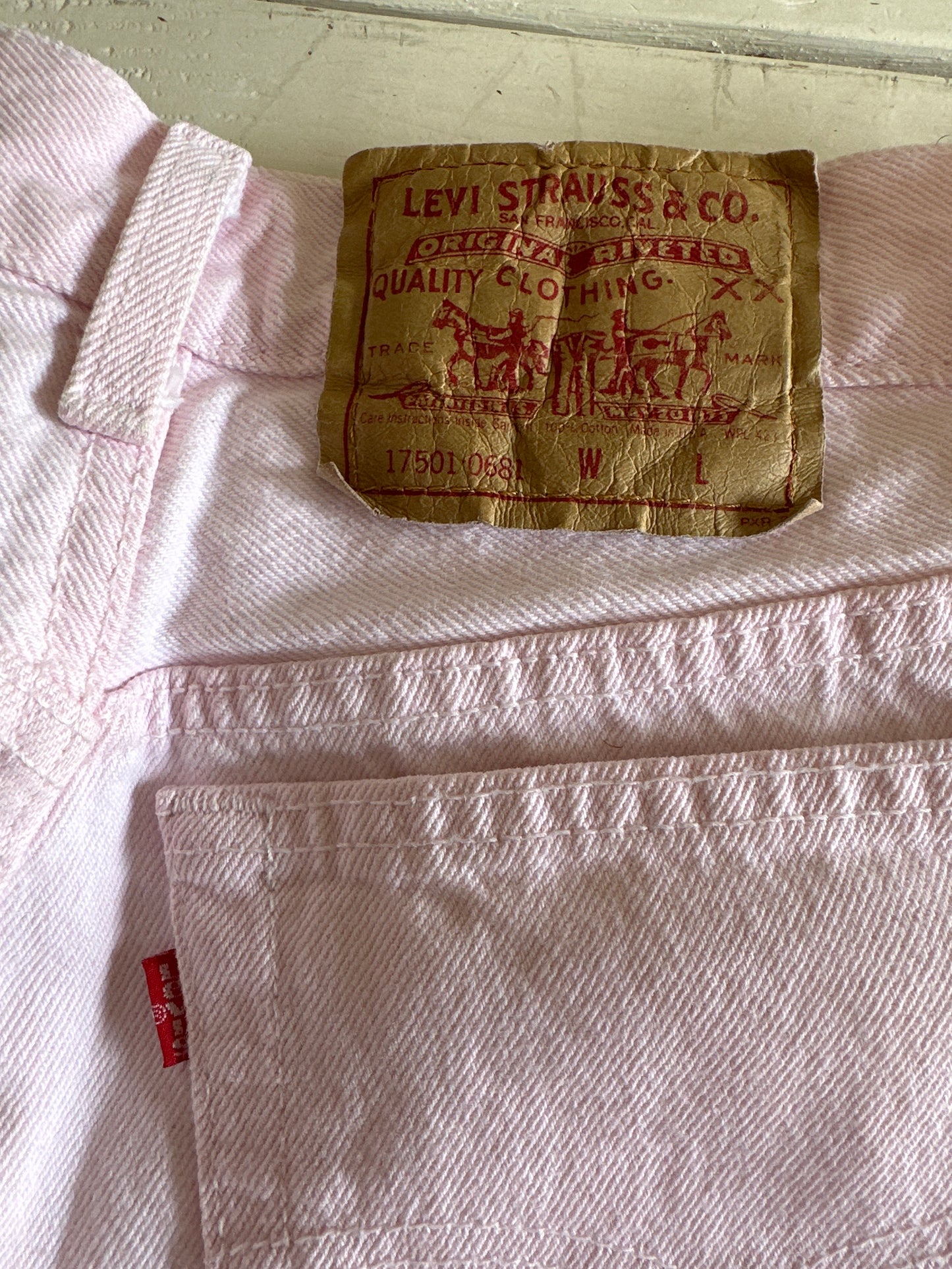 90'S VINTAGE LEVI’S 17501 MOM JEANS // WAIST SIZE 30