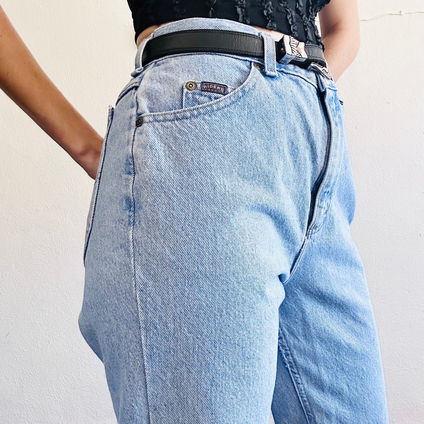 90'S VINTAGE RIDERS LIGHT WASH MOM JEANS // WAIST SIZE 30