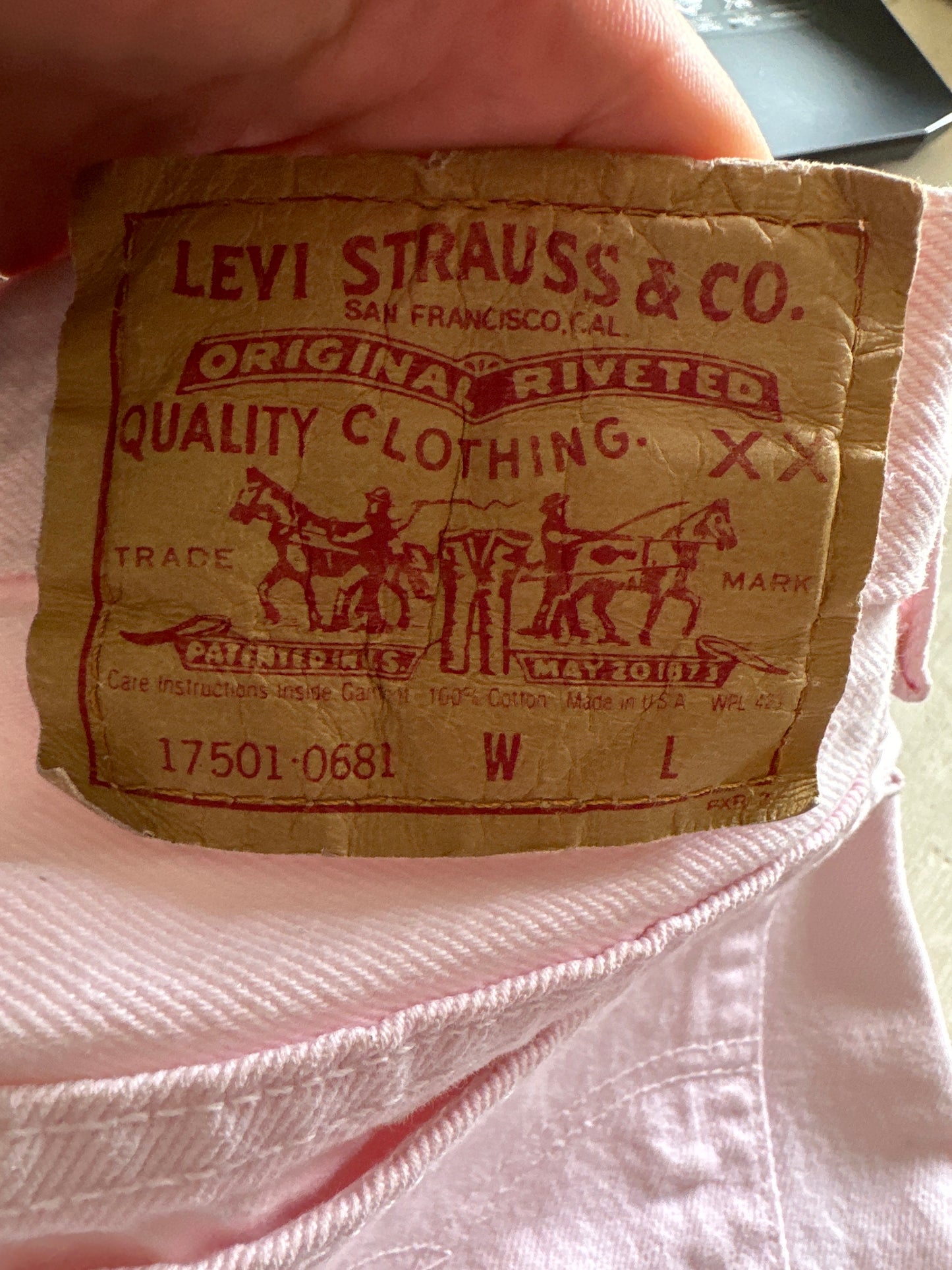 90'S VINTAGE LEVI’S 17501 MOM JEANS // WAIST SIZE 30