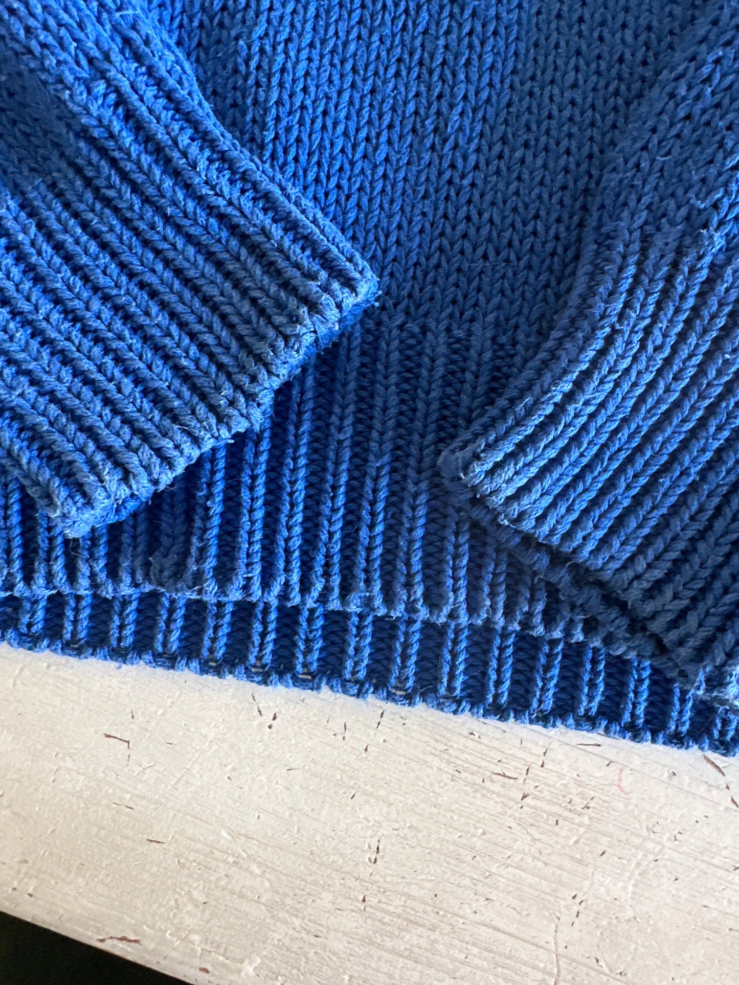 80'S VINTAGE BLUE NEW WAVE SWEATER // SIZE MEDIUM