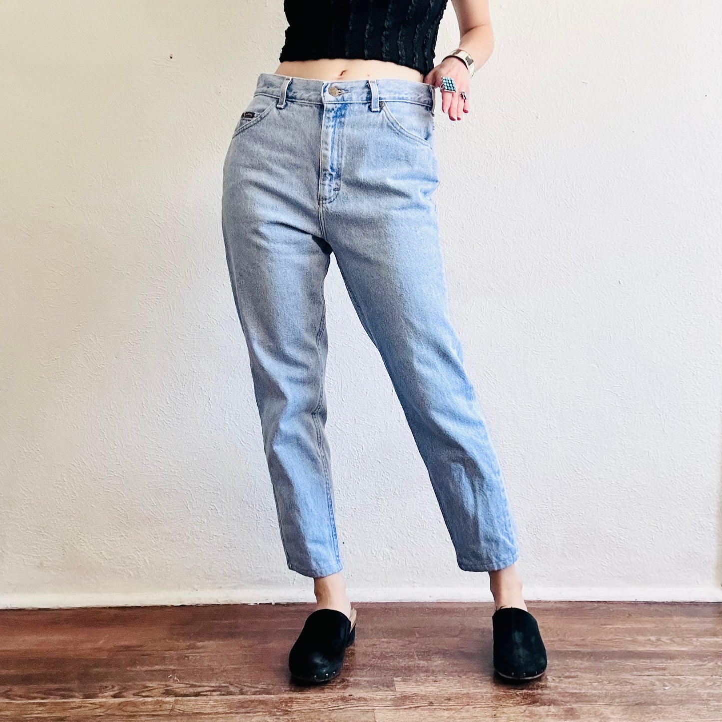 90'S VINTAGE RIDERS LIGHT WASH MOM JEANS // WAIST SIZE 30
